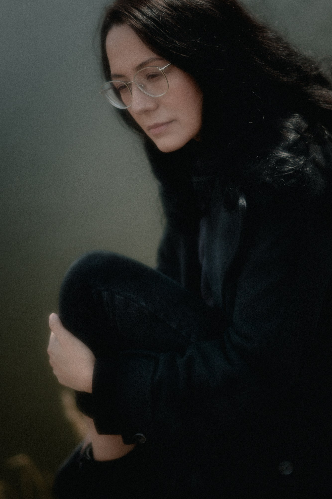 Крупный план, женский образ в очках, мягкий естественный свет