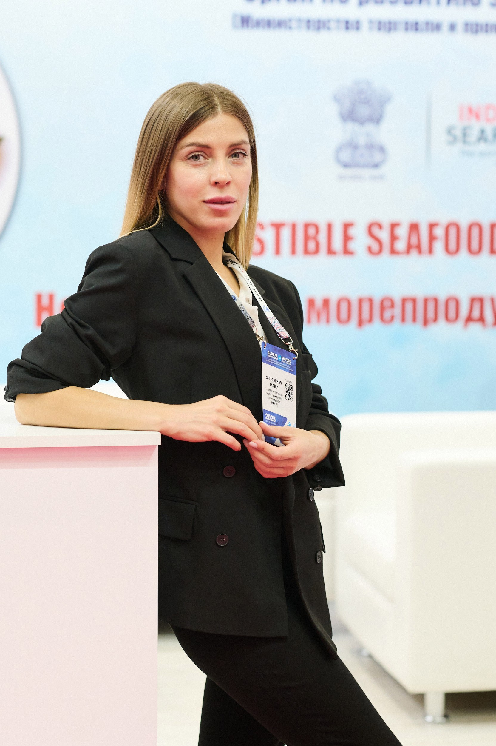 Стендистка выставки Seafood Expo Russia 2025 у стенда «Indian Seafood»: кадр в рамках постановочной фотосъёмки мероприятия в Экспофоруме (Санкт‑Петербург).