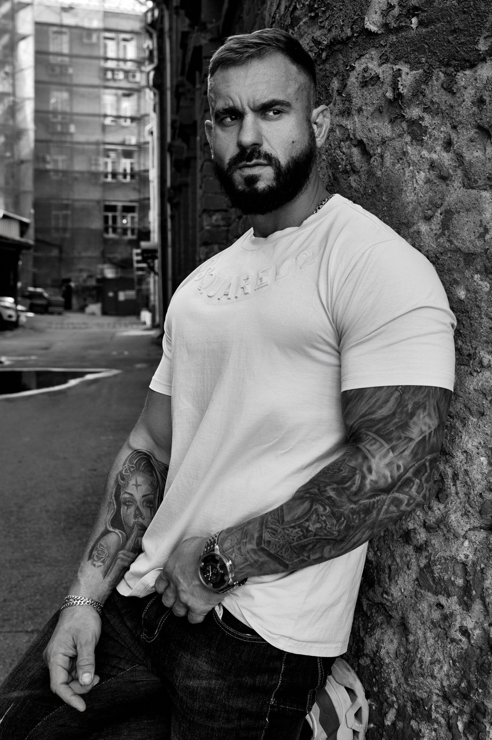 Студийный чёрно-белый портрет мужчины в авторской подаче