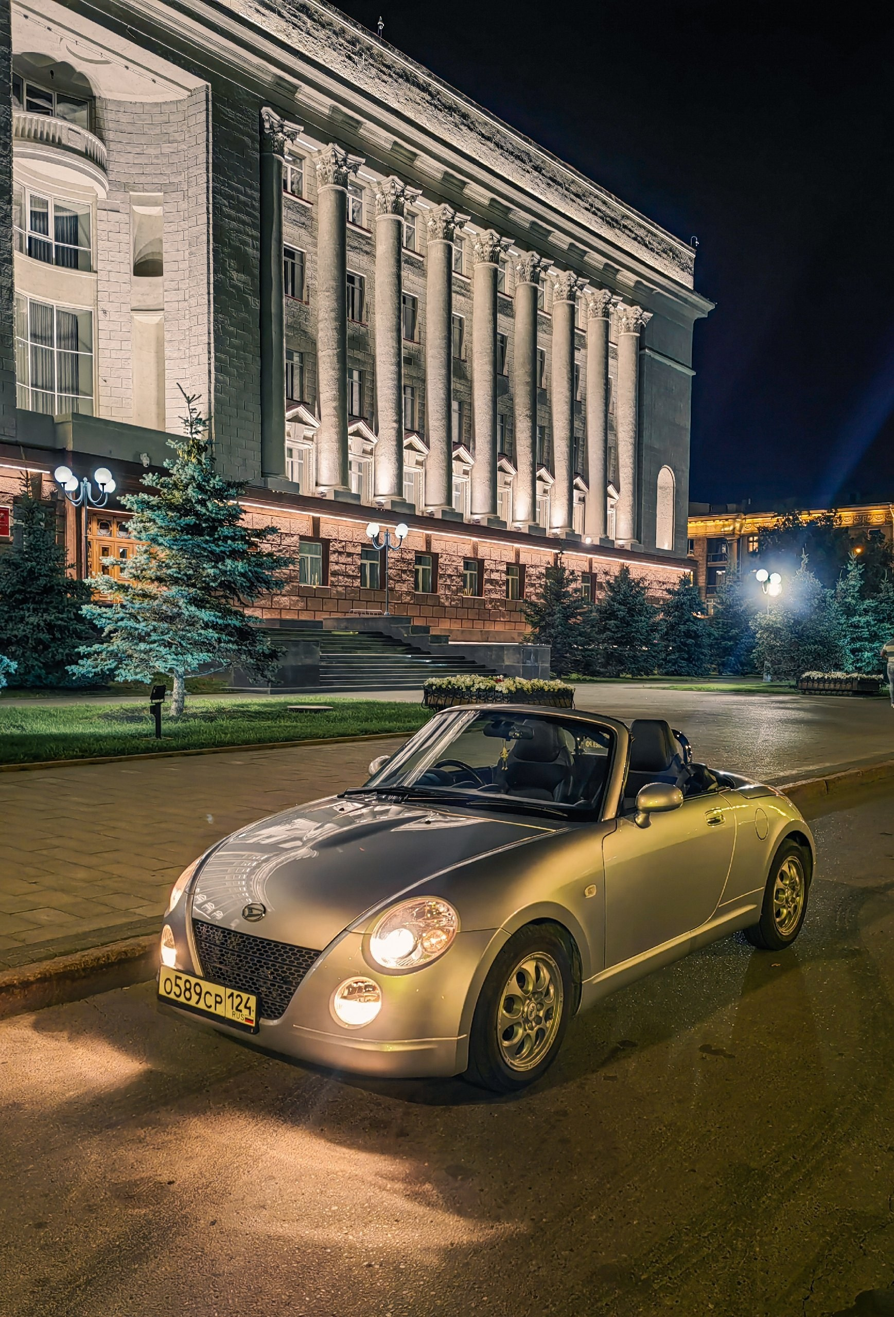 имиджевый автомобиль красивый стильный кабриолет Daihatsu Copen продам в Красноярске для мужчины и девушки классический родстер со спортивным характером купить кабриолет в Сибири металлическая крыша складывается надёжная тойота купить автомобиль фотограф в Красноярске фотосессия аренда прокат покататься