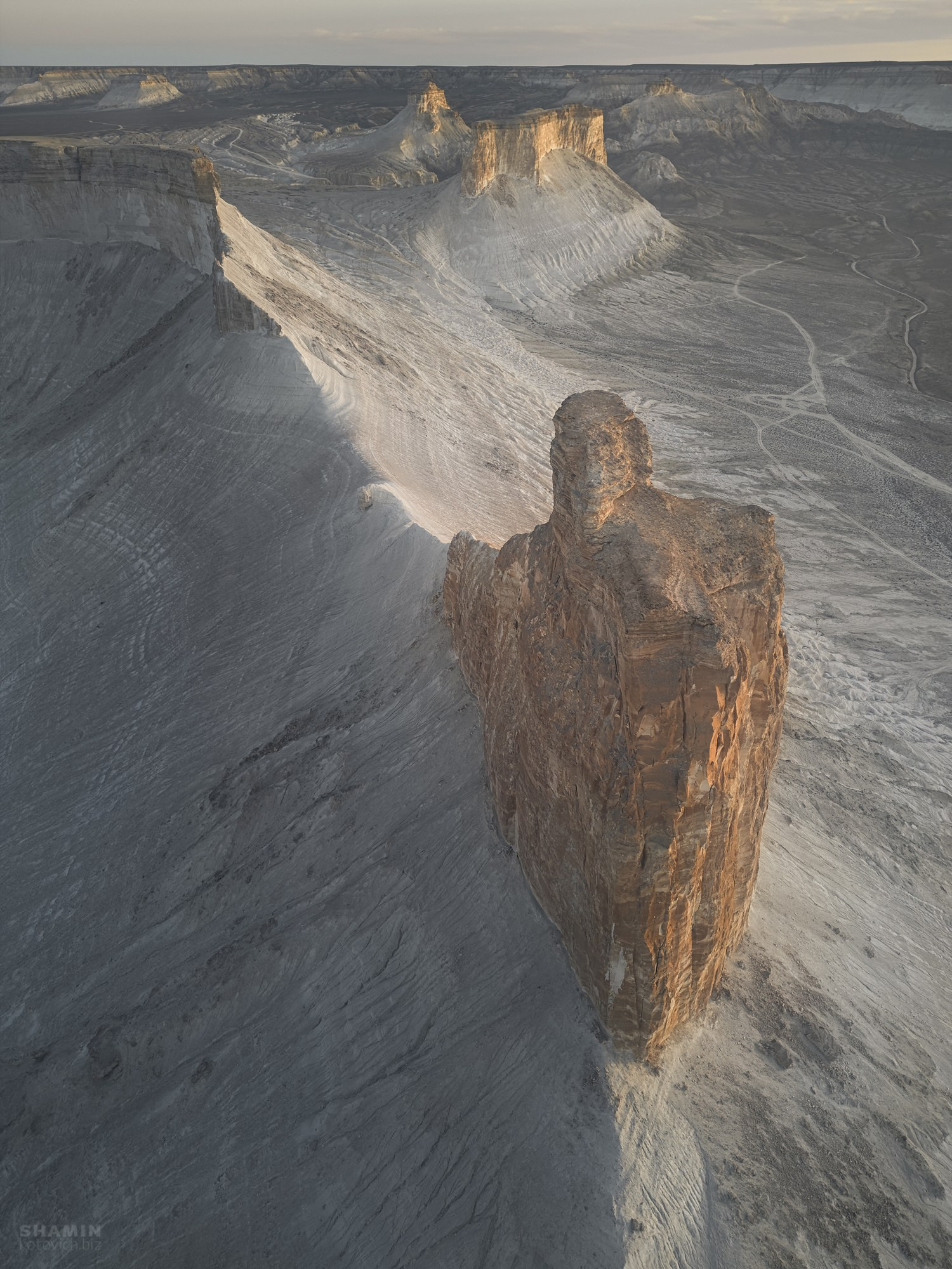 Аэросъёмка пейзажей с дрона — вид с высоты на природу, свет и пространство, запечатлённые в разное время суток.