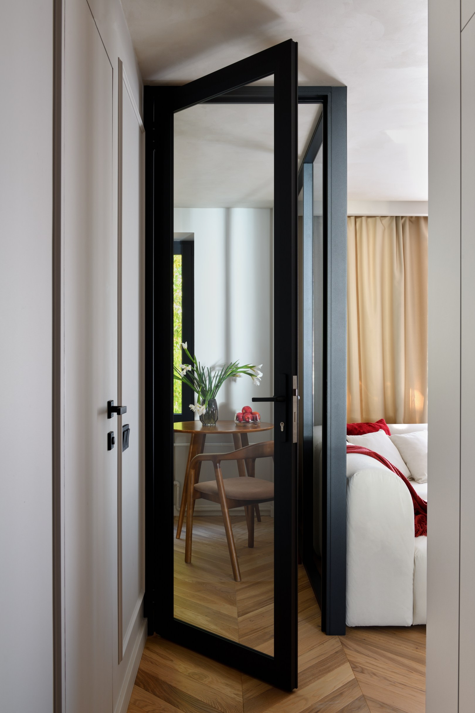 Спальня с арт-панно. Фотограф для дизайнеров, застройщиков и бизнеса — интерьеры и архитектура — Роман Свободный в Москве и по России