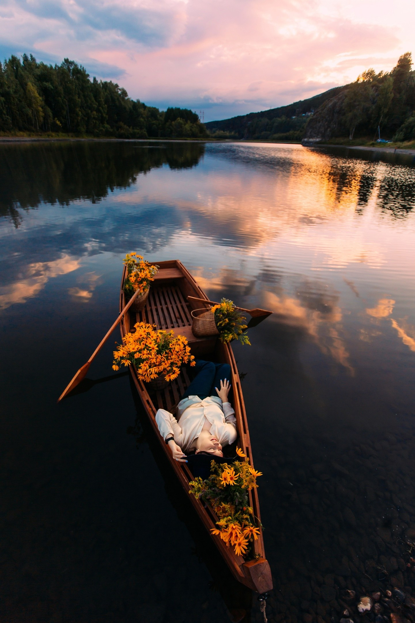 Фотопроекты на лодке с цветами в Красноярске. Фотографы Харины Иван и Светлана Красноярск