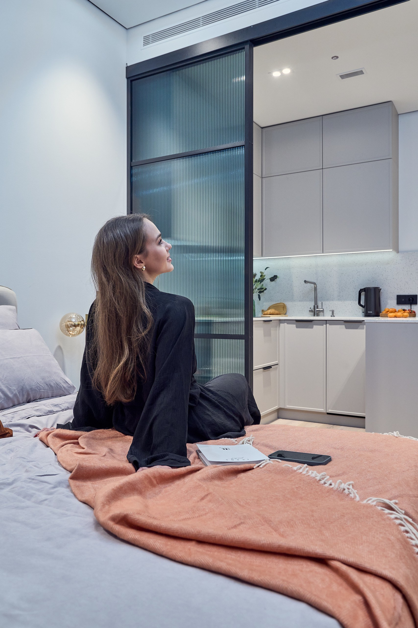 Интерьерный фотограф создаёт атмосферные кадры в светлых апартаментах