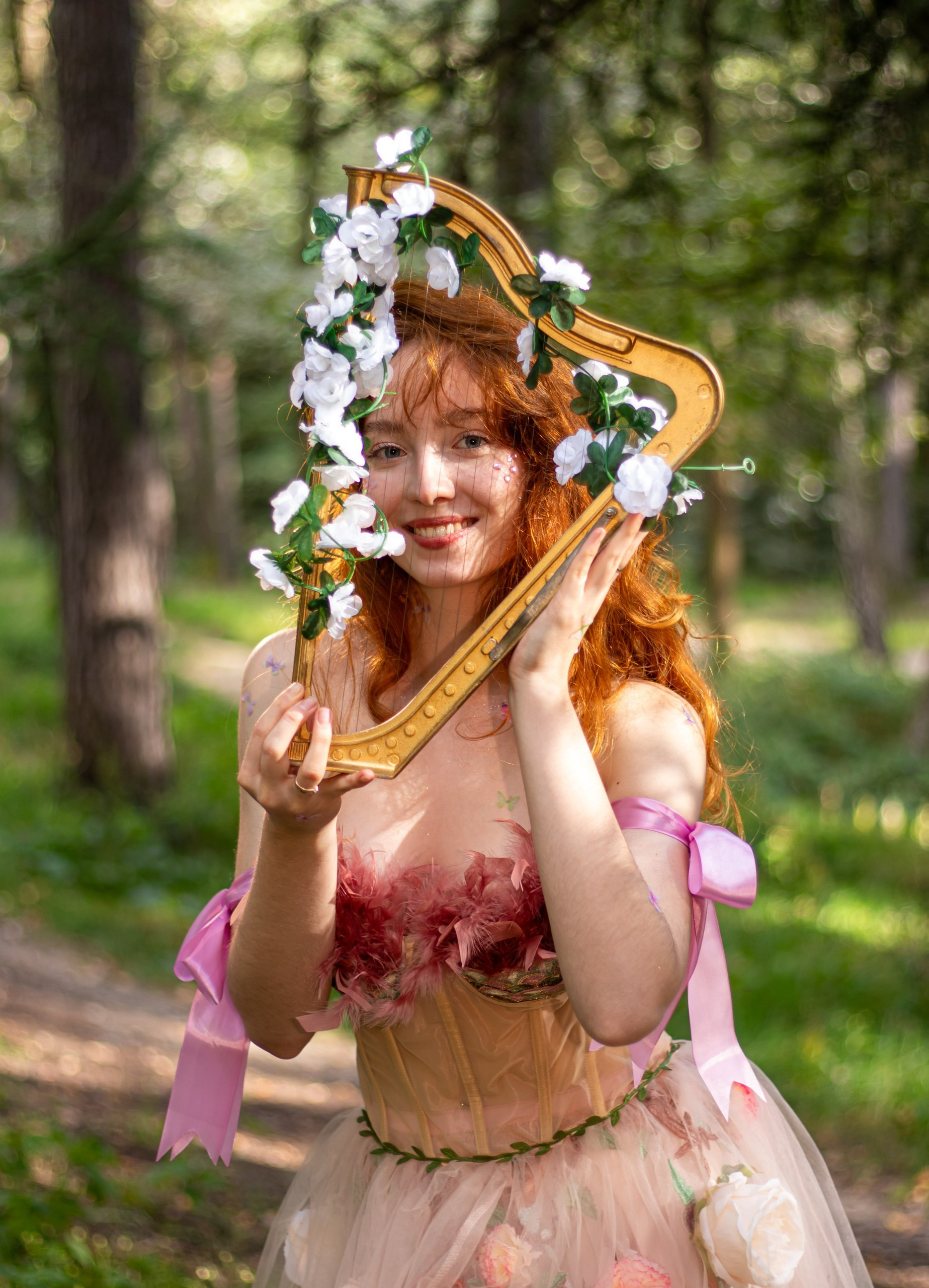 Портрет девушки с цветочной арфой в солнечном лесу — фотограф Карасёва Елена