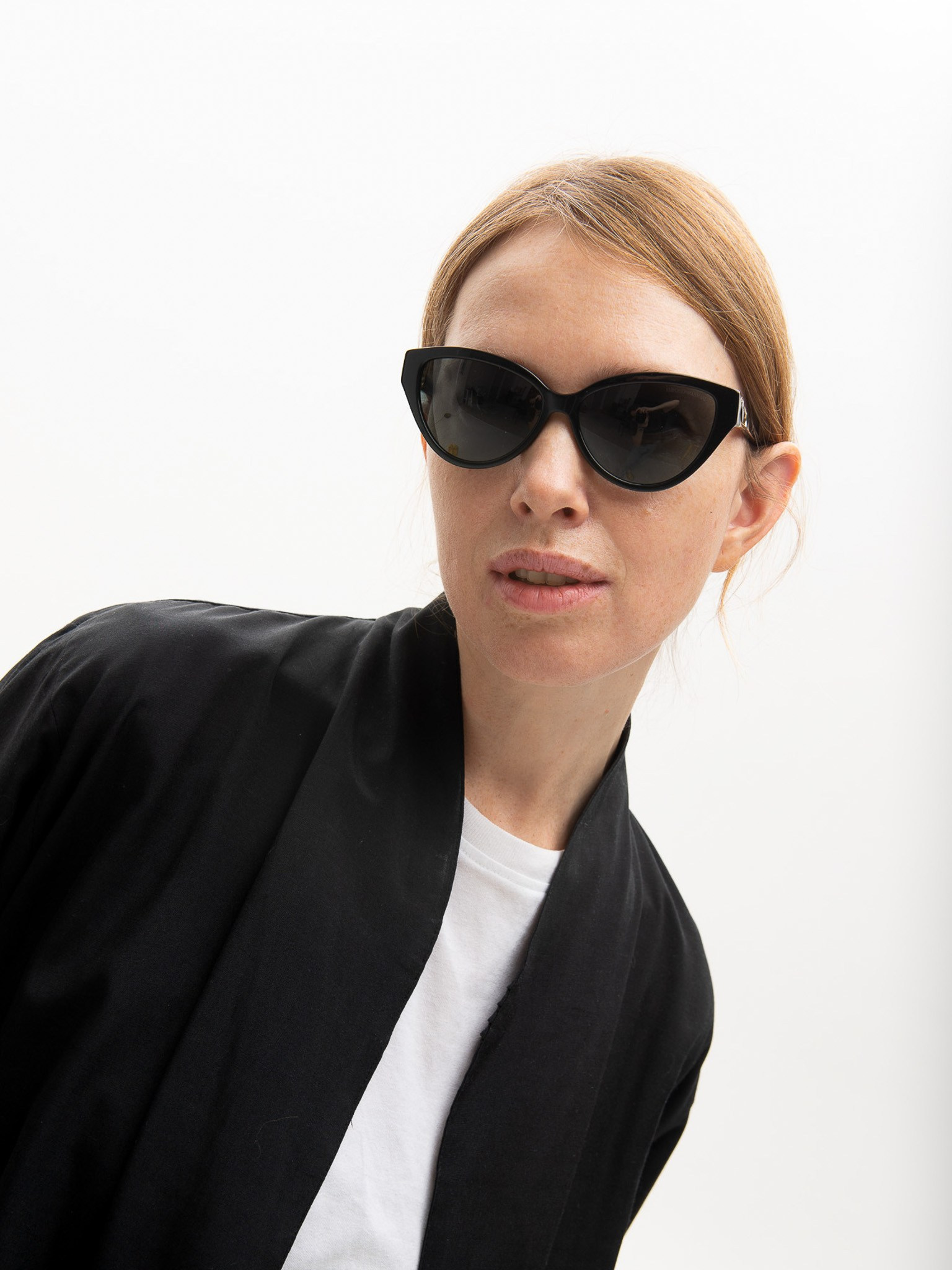 Фотограф Роман Романов — рыжеволосая девушка в очках для рекламной коммерческой съемки брендовых очков