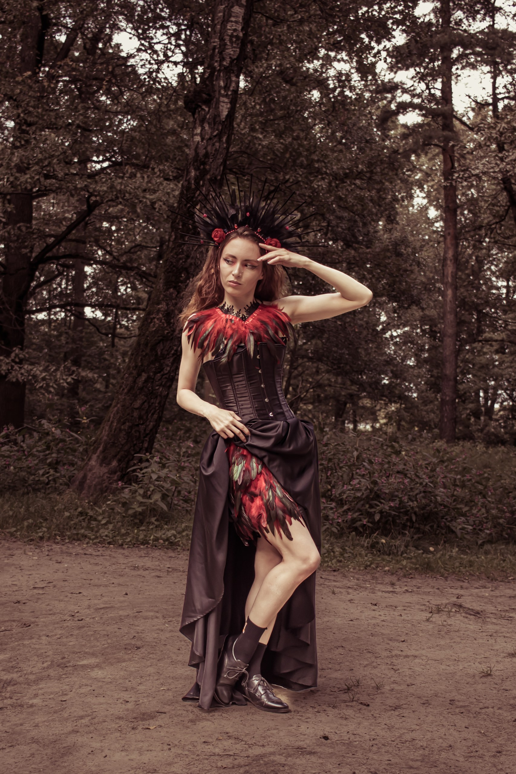 Образ ведьмы с короной из перьев, динамичная поза в лесу • фотограф Карасёва Елена