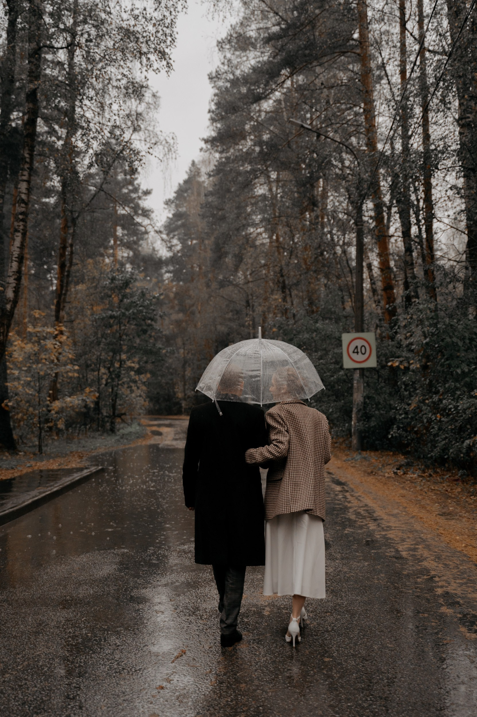 Жених и невеста под зонтом — романтичная Pinterest wedding съёмка