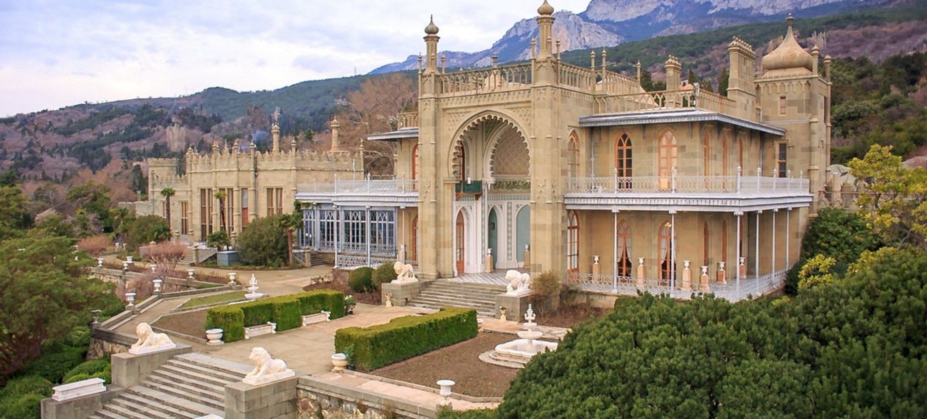 Локации для фотосессии в Ялте. Профессиональная фотосъемка в Крыму. Натуральные эмоции и живые кадры. Забронируйте дату прямо сейчас!