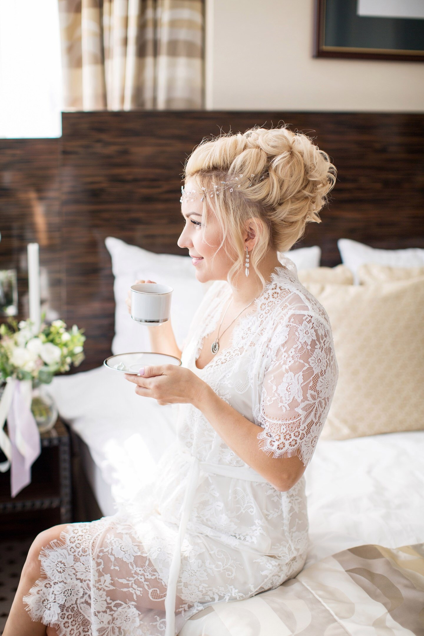 Собранная текстурная прическа - средний пучок от свадебного стилиста студии Москвичка Кандаловой Елены