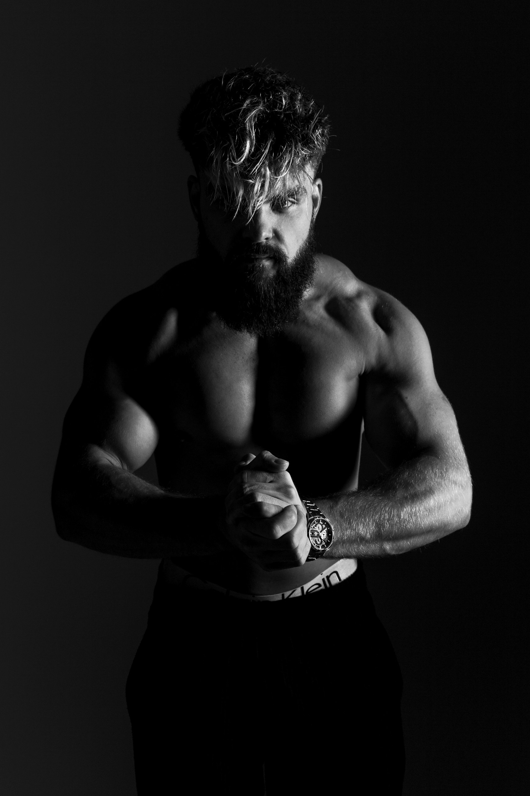 Минималистичная мужская съемка: только тело, черный фон и контрастный свет — подчеркивает форму без отвлекающих деталей, Минск
