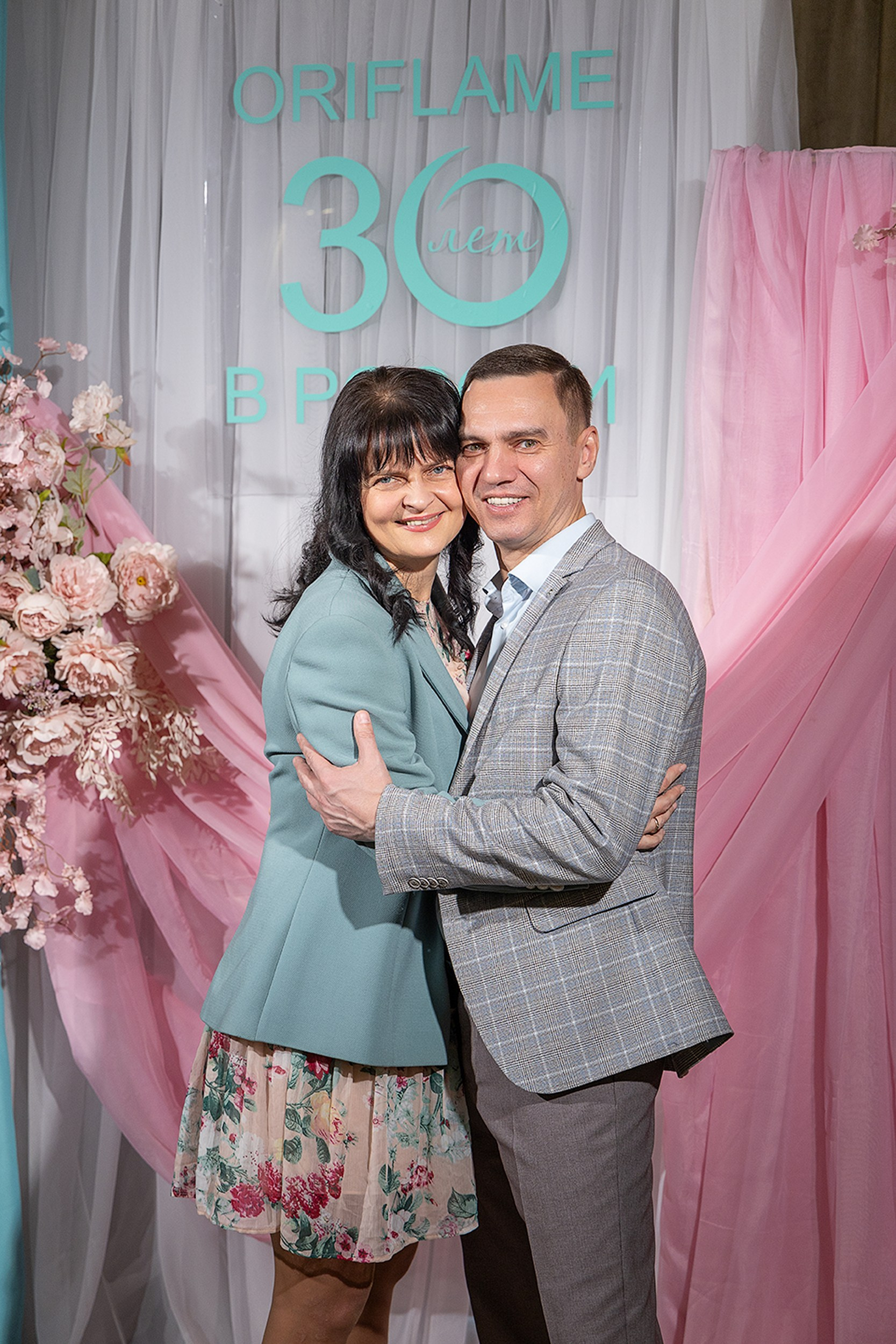 Постановочная фотосъемка у банера на мероприятии