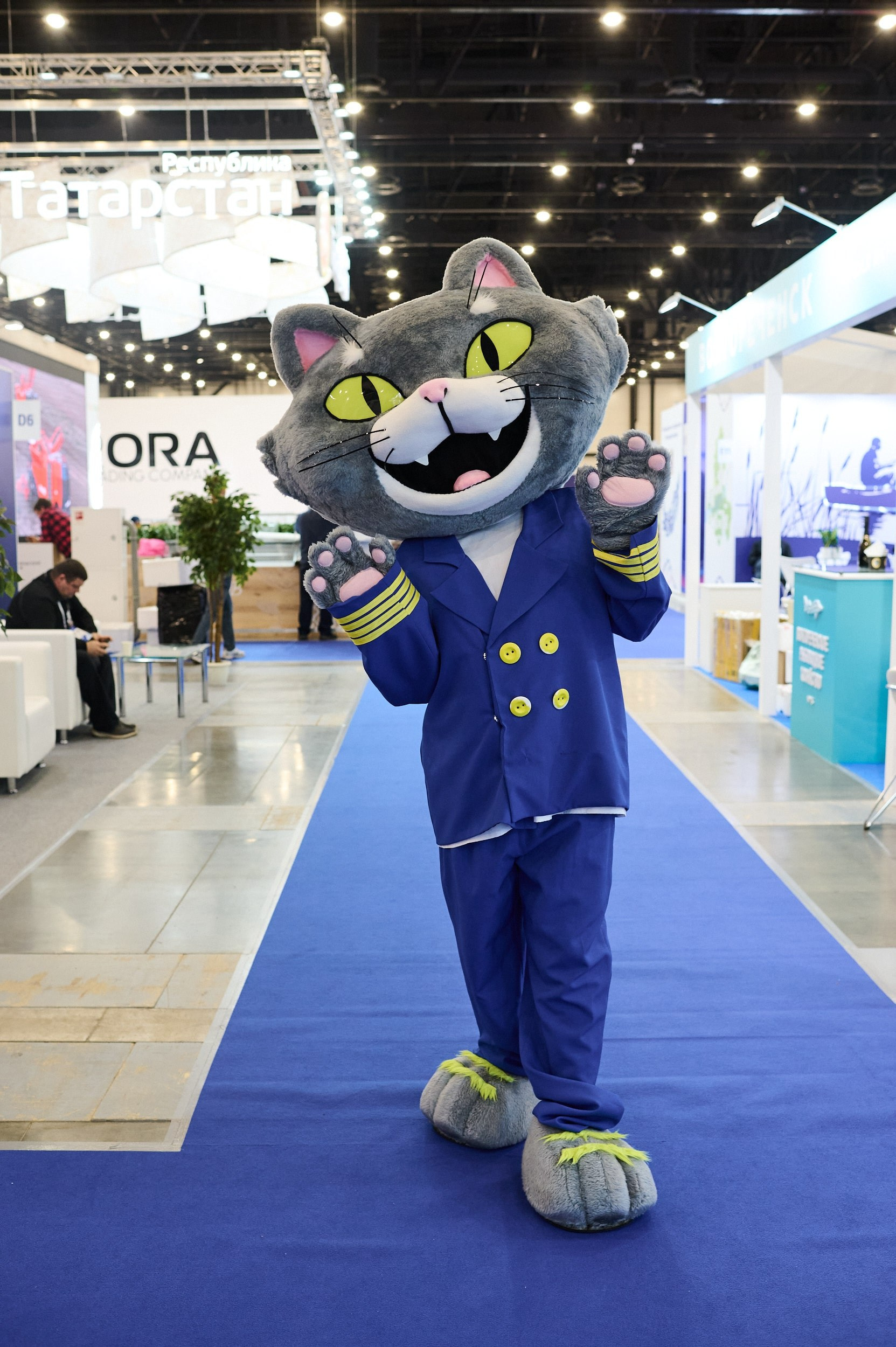 Персонаж в костюме большого котика на выставке Seafood Expo Russia 2025. Репортажная съёмка развлекательной программы в КВЦ «Экспофорум», Санкт‑Петербург.