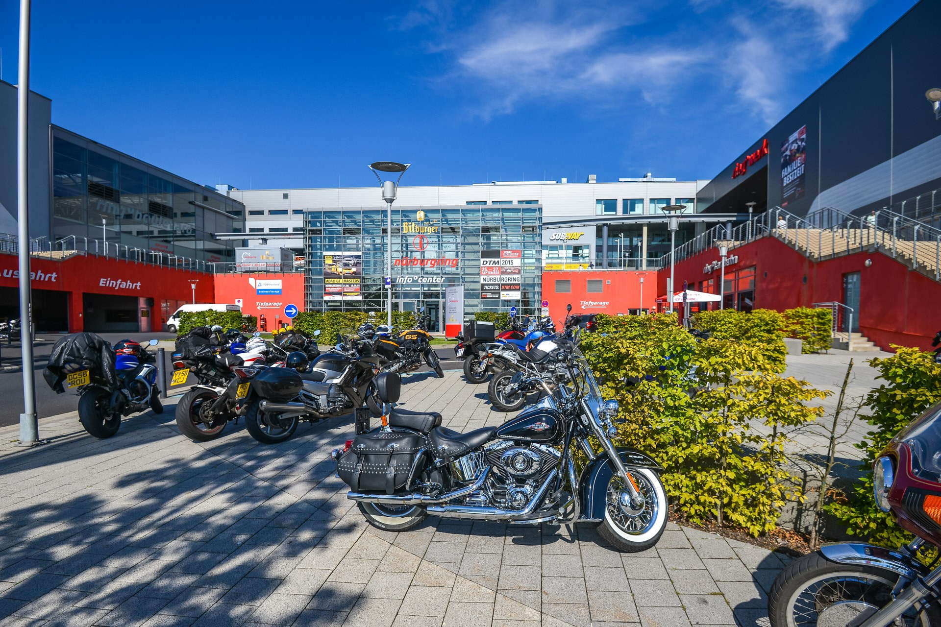 Nürburgring ( Нюрбургринг, в дальнейшем — просто Ринг ), без сомнения, является самой известной гоночной трассой в мире