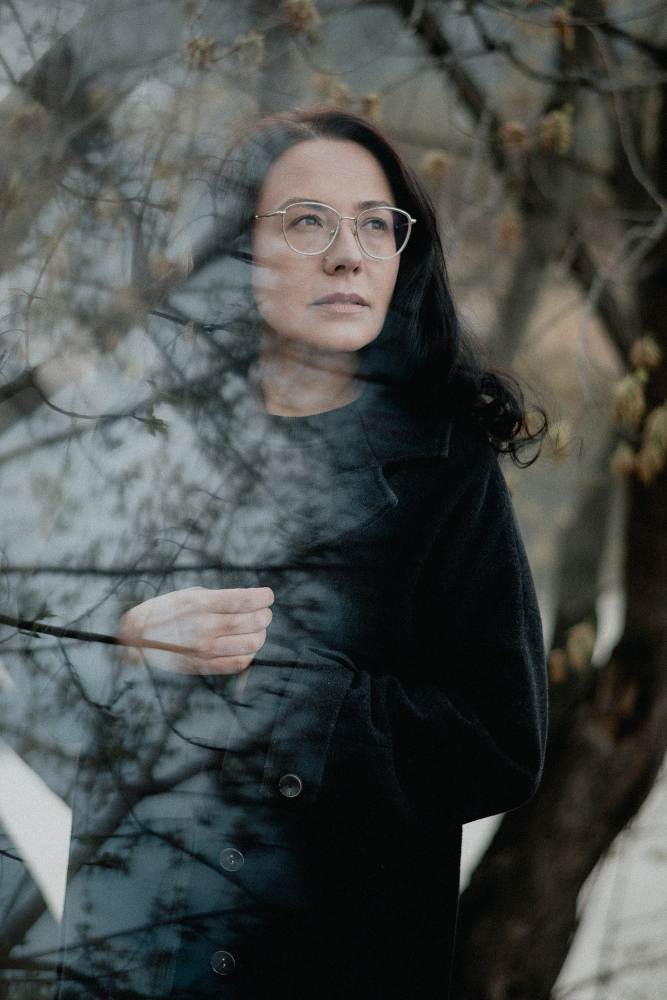 Атмосферный кадр с отражением и бликами, эстетика кино