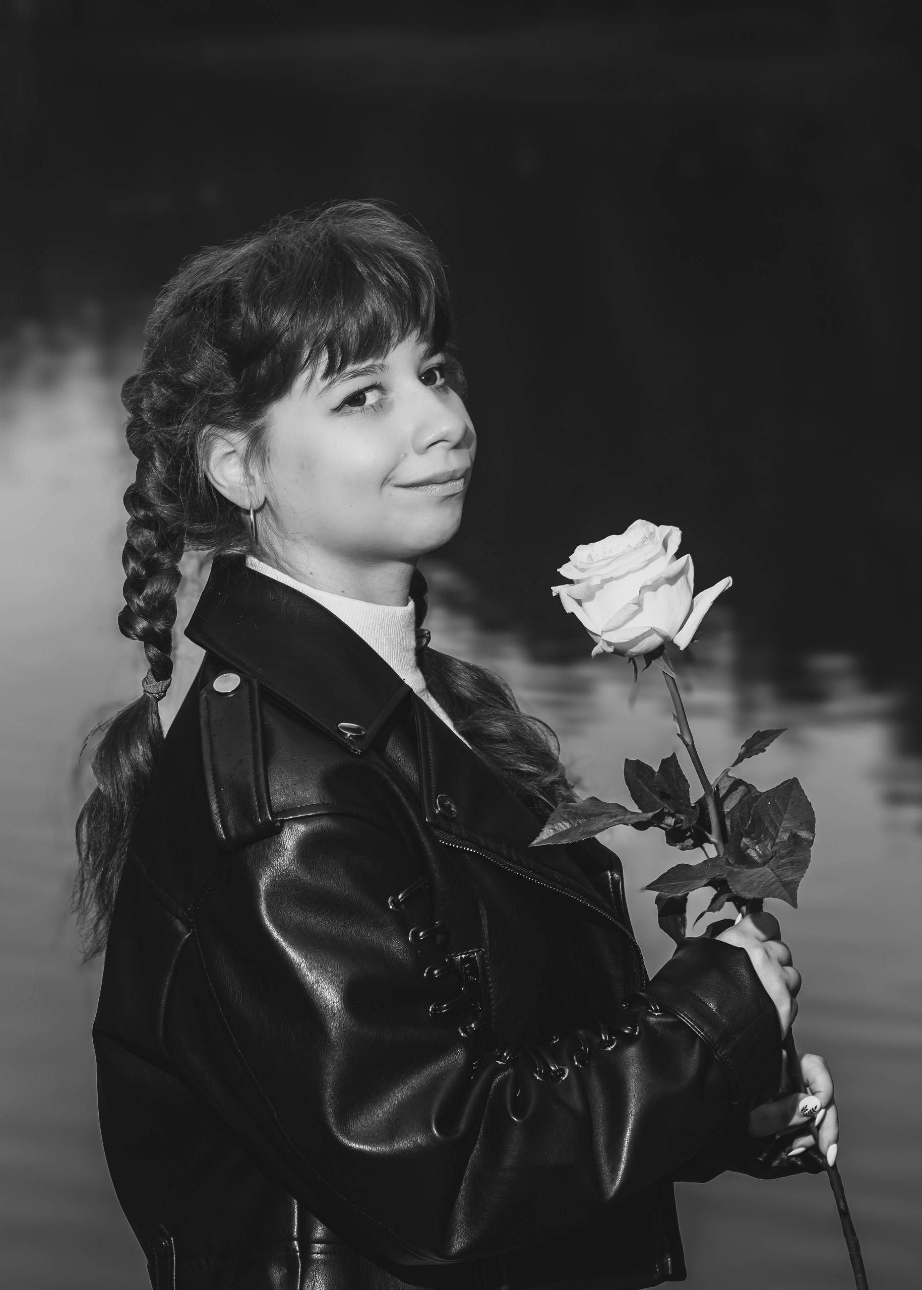Чёрно-белый портрет девушки с белой розой — творческая съёмка, фотограф Карасёва Елена