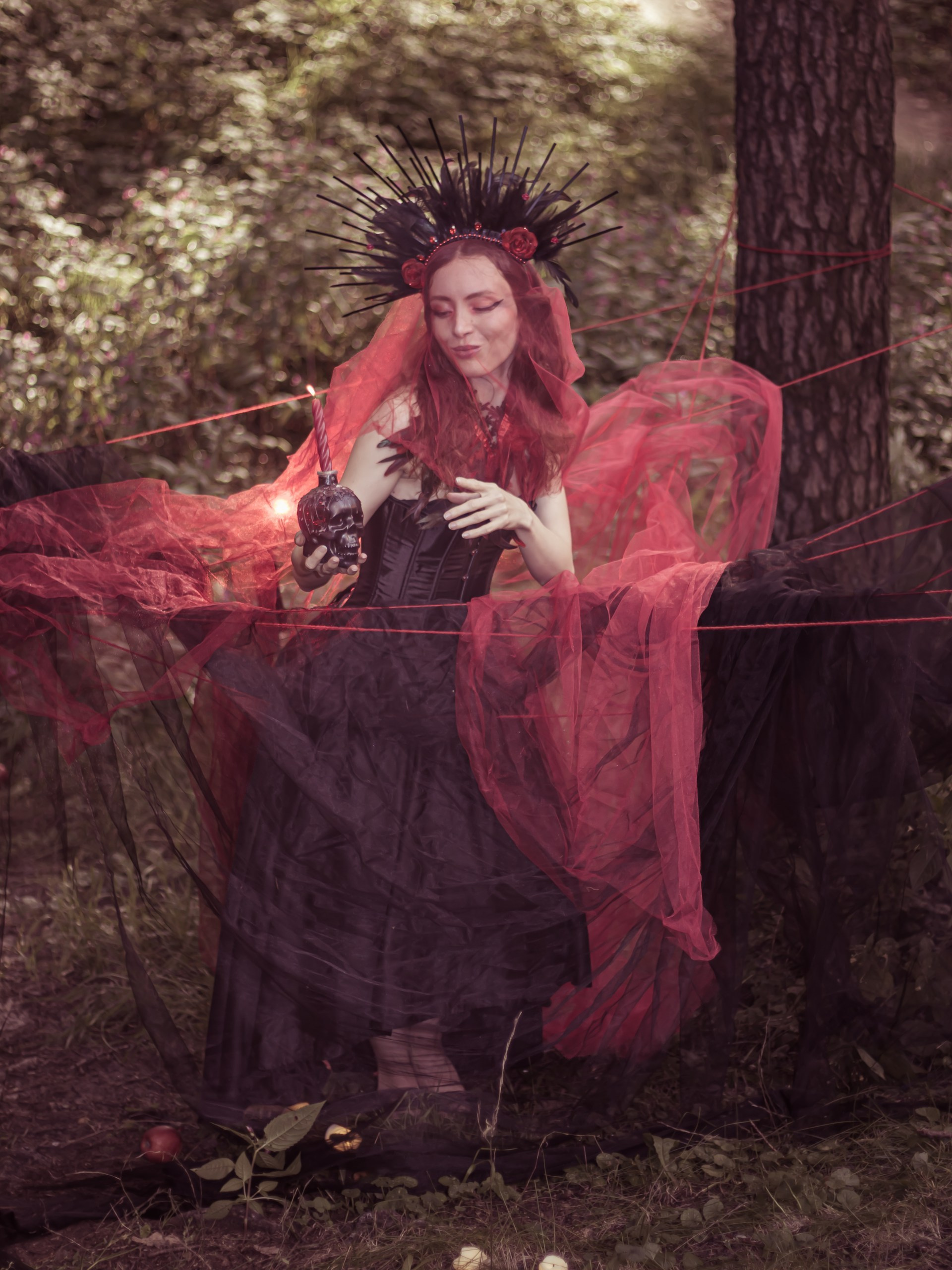 Девушка за столом в красной вуали, образ тёмной ведьмы, лесная съёмка • фотограф Карасёва Елена