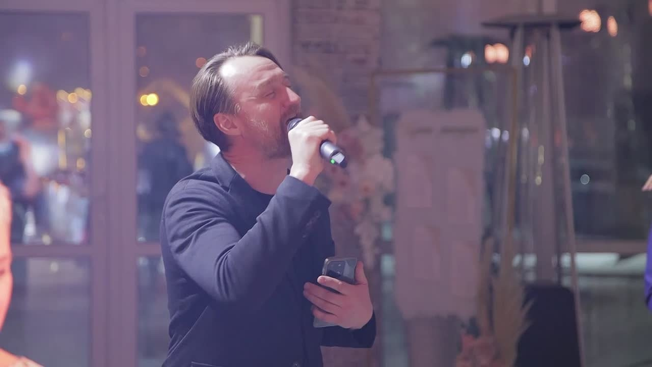 Познакомьтесь с диджеем Сергея Рябинина. Один из лучших event dj город. Ведущий на свадьбу, корпоратив и юбилей в Москве Сергей Рябинин
