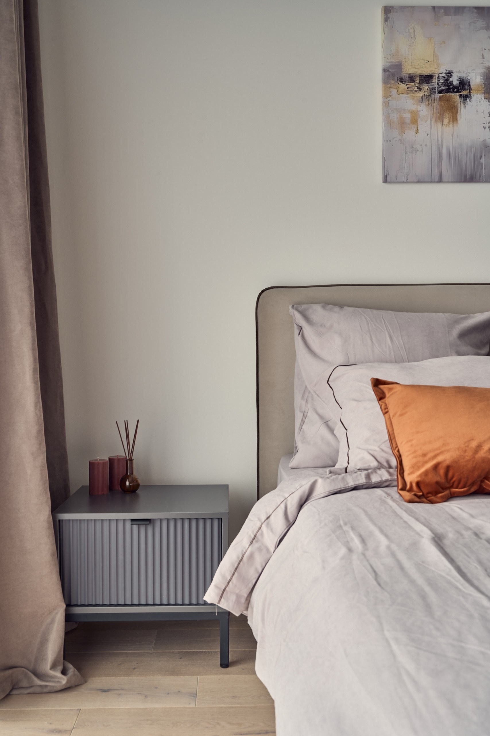 Фото дизайна интерьера с акцентом на естественное освещение и архитектурные детали и детали мебели