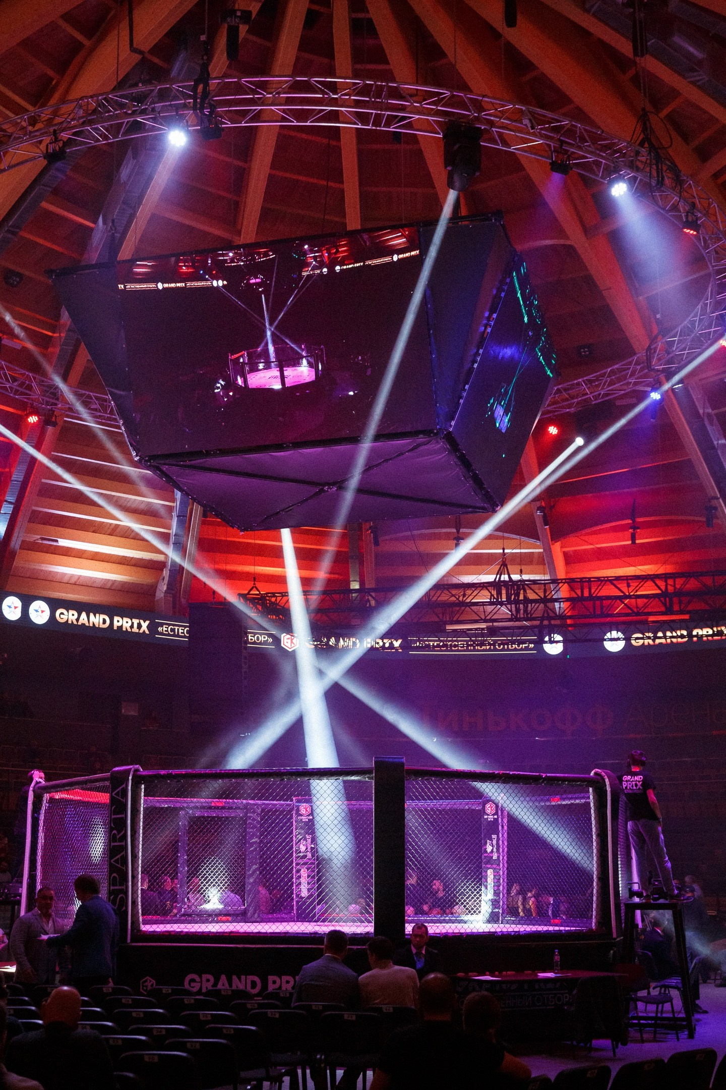 Атмосферный интерьерный кадр октагона Лахта Холл MMA репортажная фотография