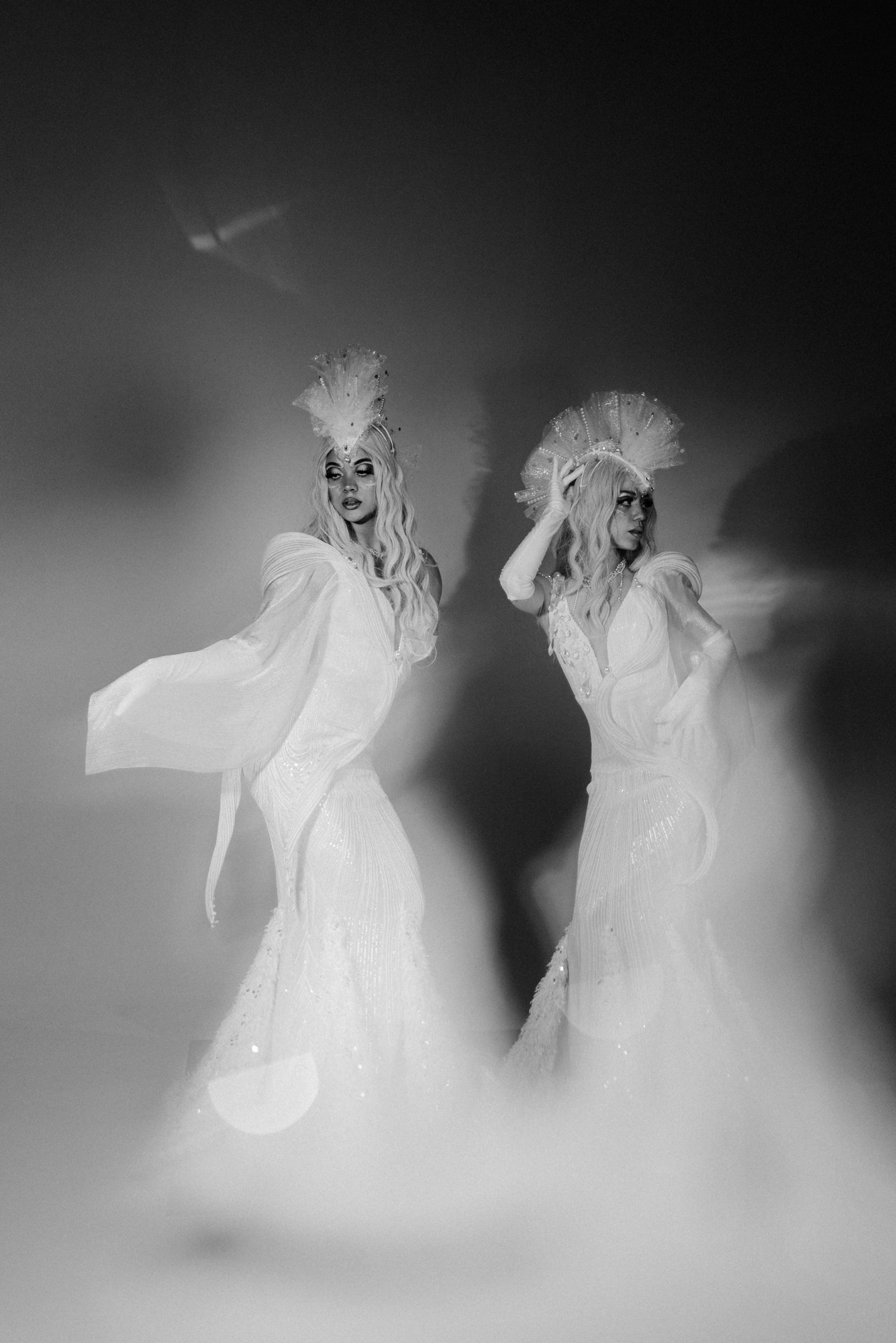 Фотосессия в белом платье на циклораме, минимализм и художественный свет