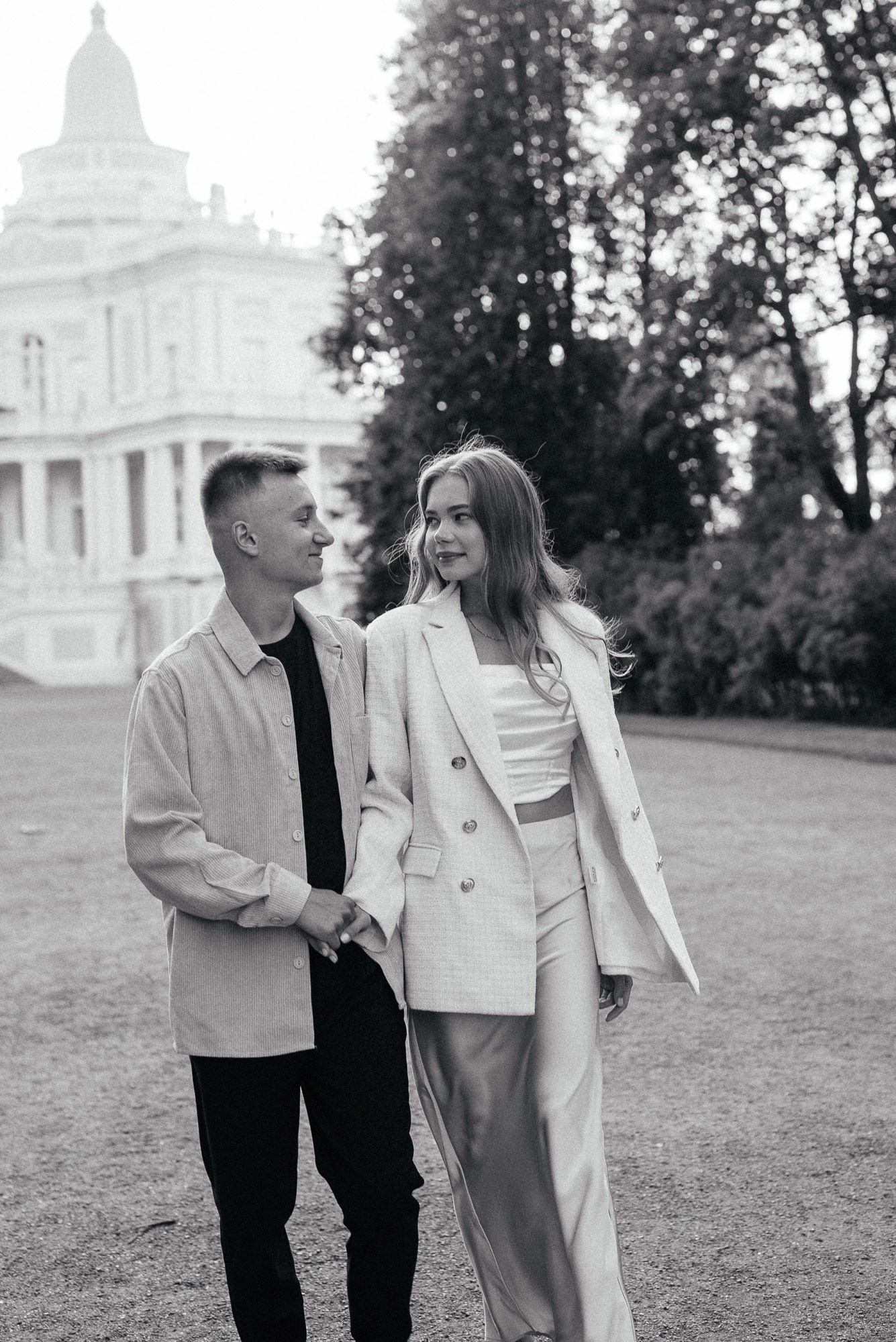 Свадебная фотосессия возле Китайского дворца в Ораниенбауме