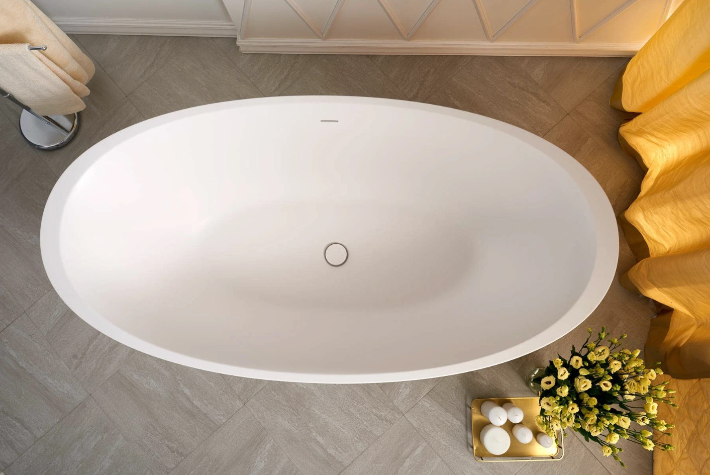 предметная съёмка белой овальной ванны вид сверху