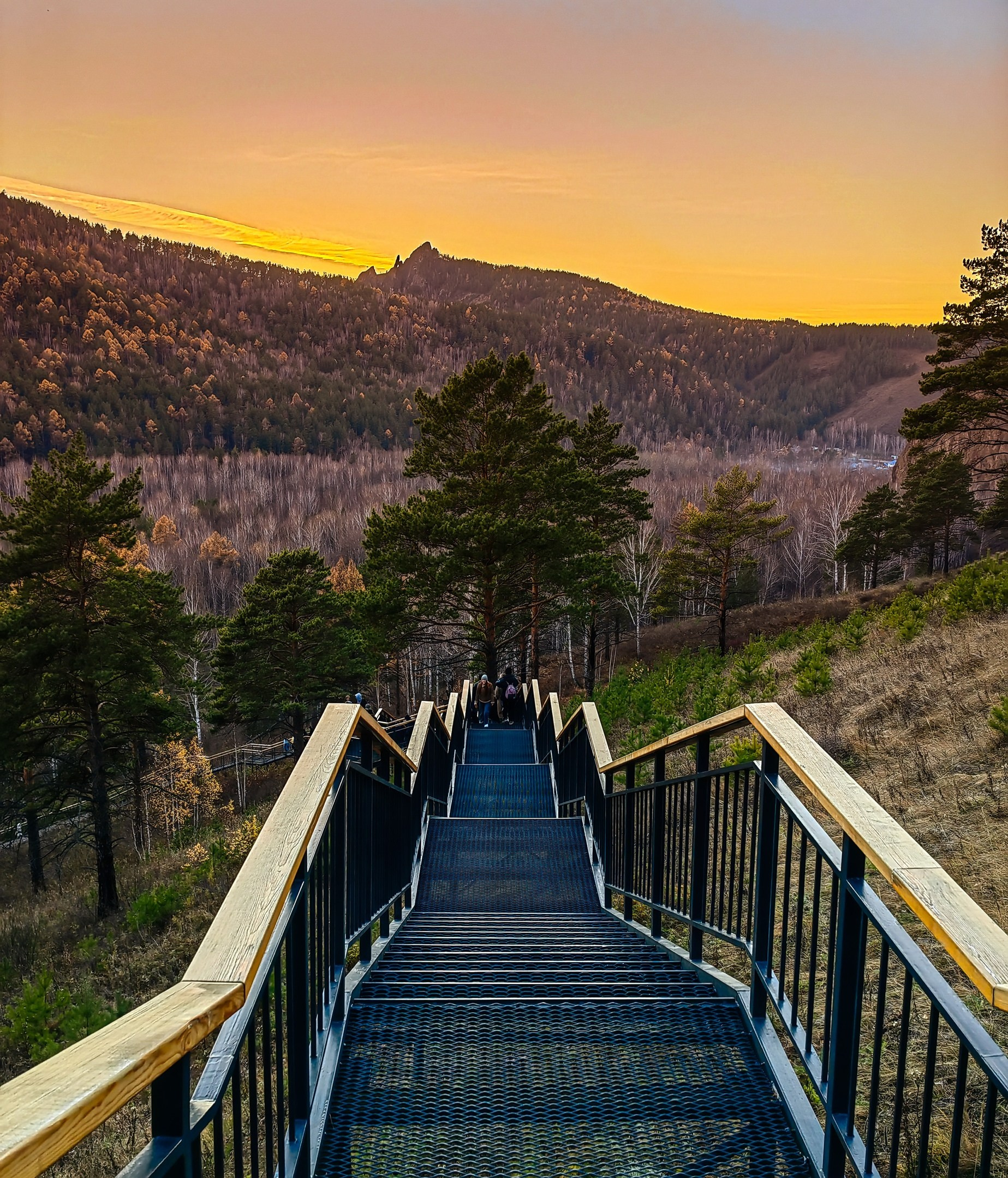 Торгашинская лестница место силы туристический маршрут путешествие Красноярская ГЭС Дивногорск заповедник Столбы Национальный парк красивые места видовые смотровые площадки маршрут программа заказать экскурсию цена трансфер аренда микроавтобуса аренда кабриолета фотосессия фототур достопримечательности Красноярска что посетить куда сходить что посмотреть интересные места фото экскурсии Красноярск индивидуальный тур трансфер на комфортабельном автобусе экскурсионное обслуживание заказать онлайн расписание цены куда сходить вантовый мост скала Такмак Торгашинский хребет Роев ручей парк флоры и фауны фанпарк Бобровый лог виды на Енисей фотосъемка индивидуальная экскурсия гид экскурсовод Виноградовский мост Караульная гора музей Астафьева село Овсянка набережная Енисея Николаевская сопка Бобровый лог остров Татышев Коммунальный мост Часовня Параскевы Пятницы