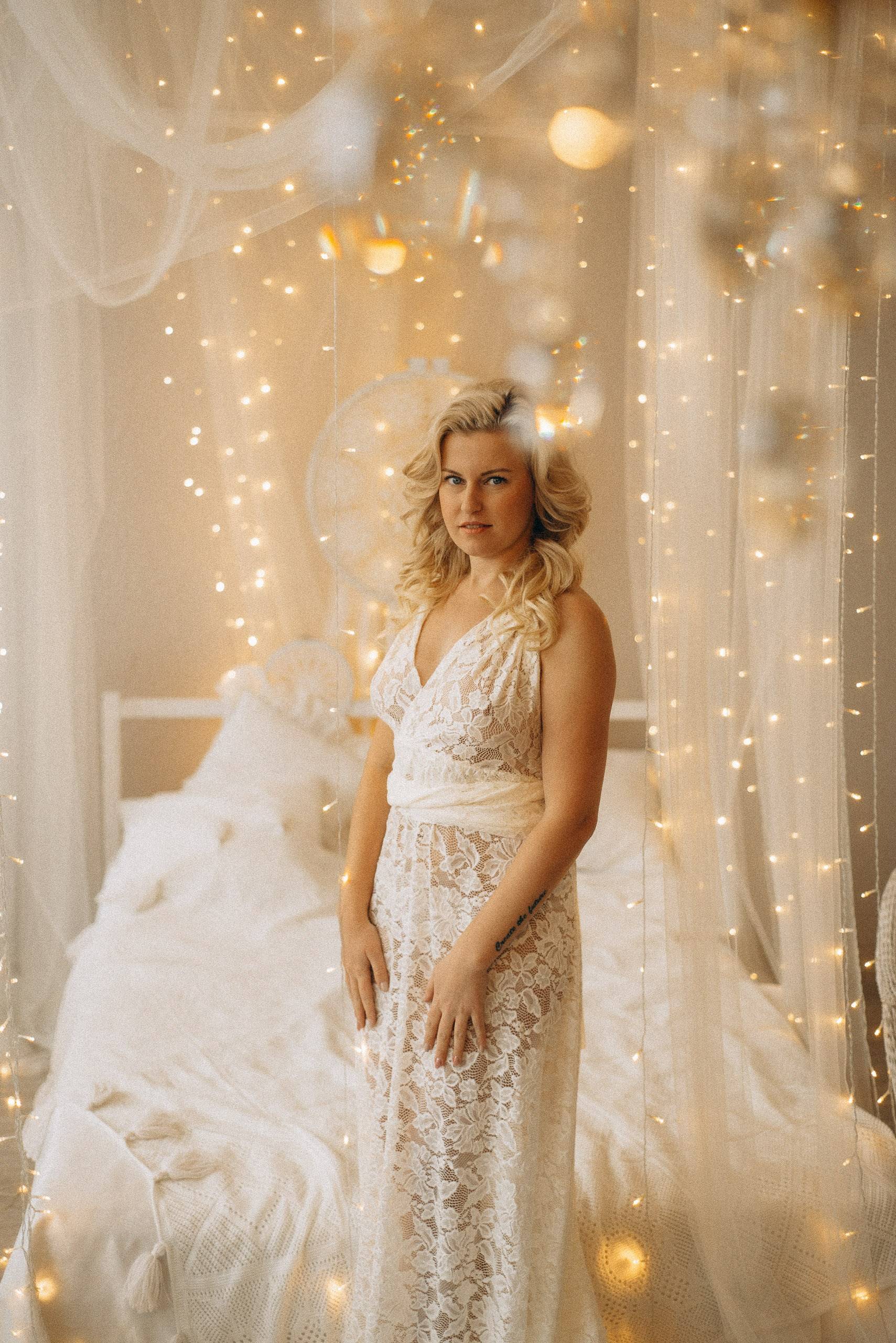 Атмосферный кадр будуарной серии: нежность движений и чистота линий. Женский портрет в светлых тонах. Фотограф Василий Дан, Новосибирск