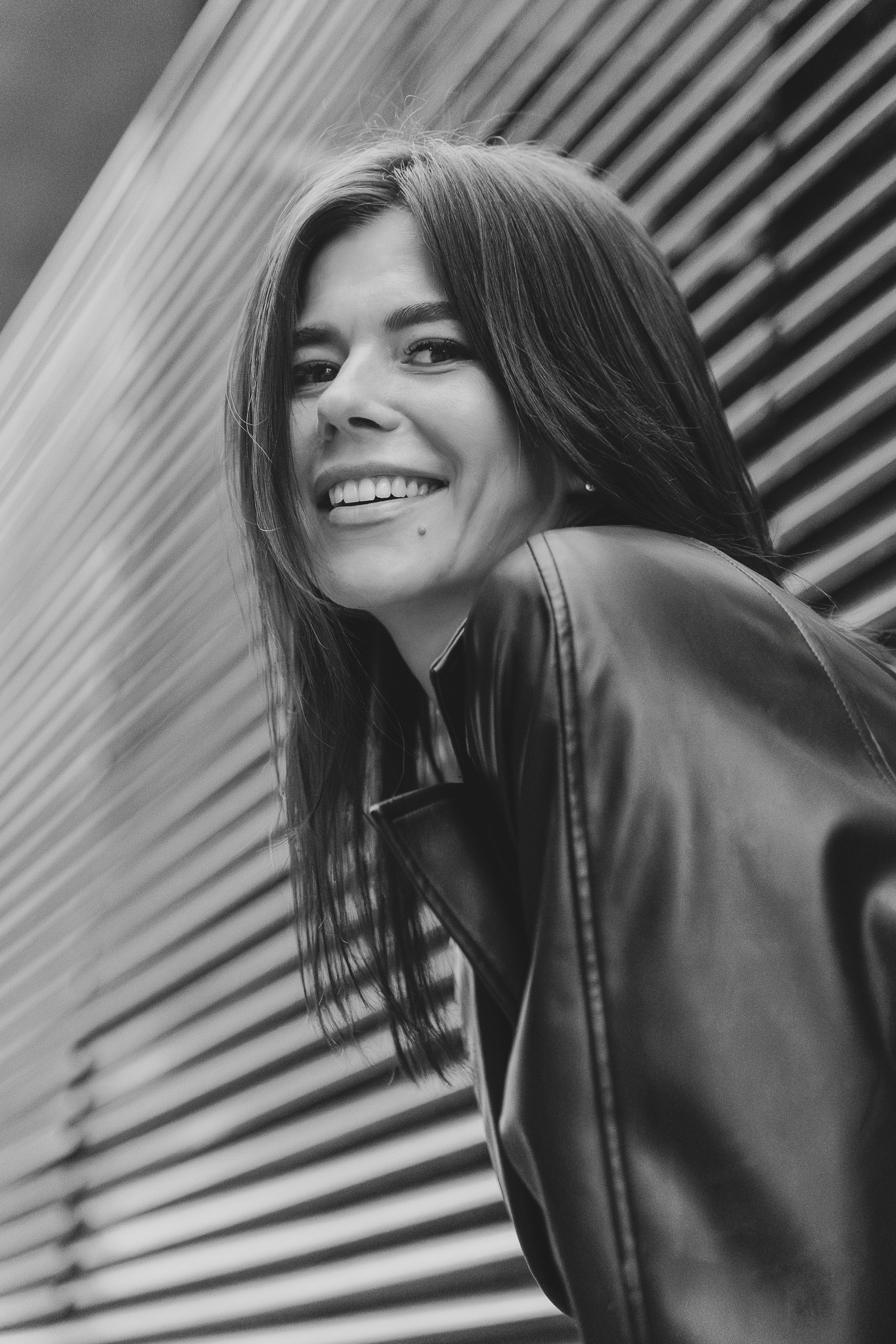 Черно-белый портрет улыбающейся девушки | Съемка портретов в Екатеринбурге
