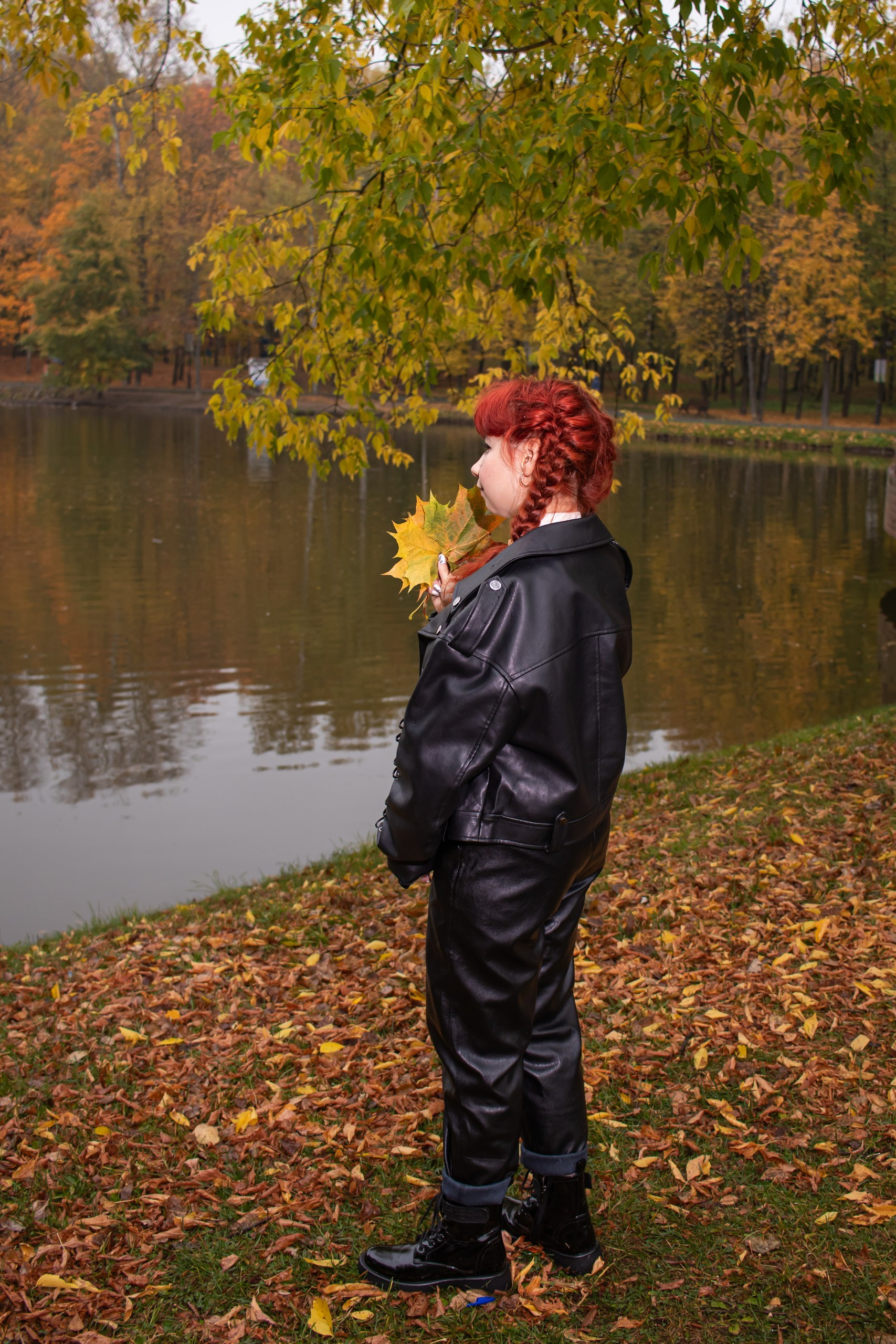 Девушка стоит у озера с букетом осенних листьев — фотосессия, фотограф Карасёва Елена