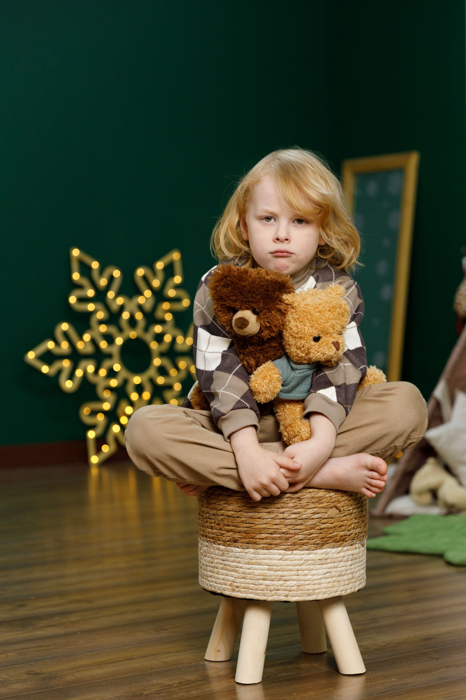 Из чего же сделано новогоднее настроение? Из совместных игр под елкой, болтовней с лучшей подружкой, созерцанием горящей свечи. Фотограф Анна Телекаева, выпускные альбомы, семейные и репортажные съемки в Омске