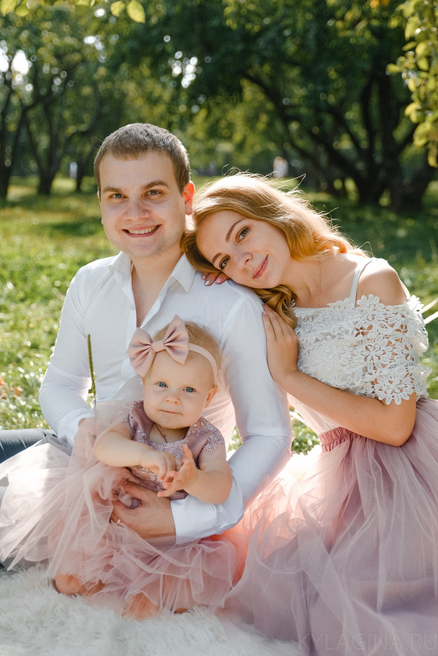 Family photographer in abu dhabi dubai sharjah fujeirah