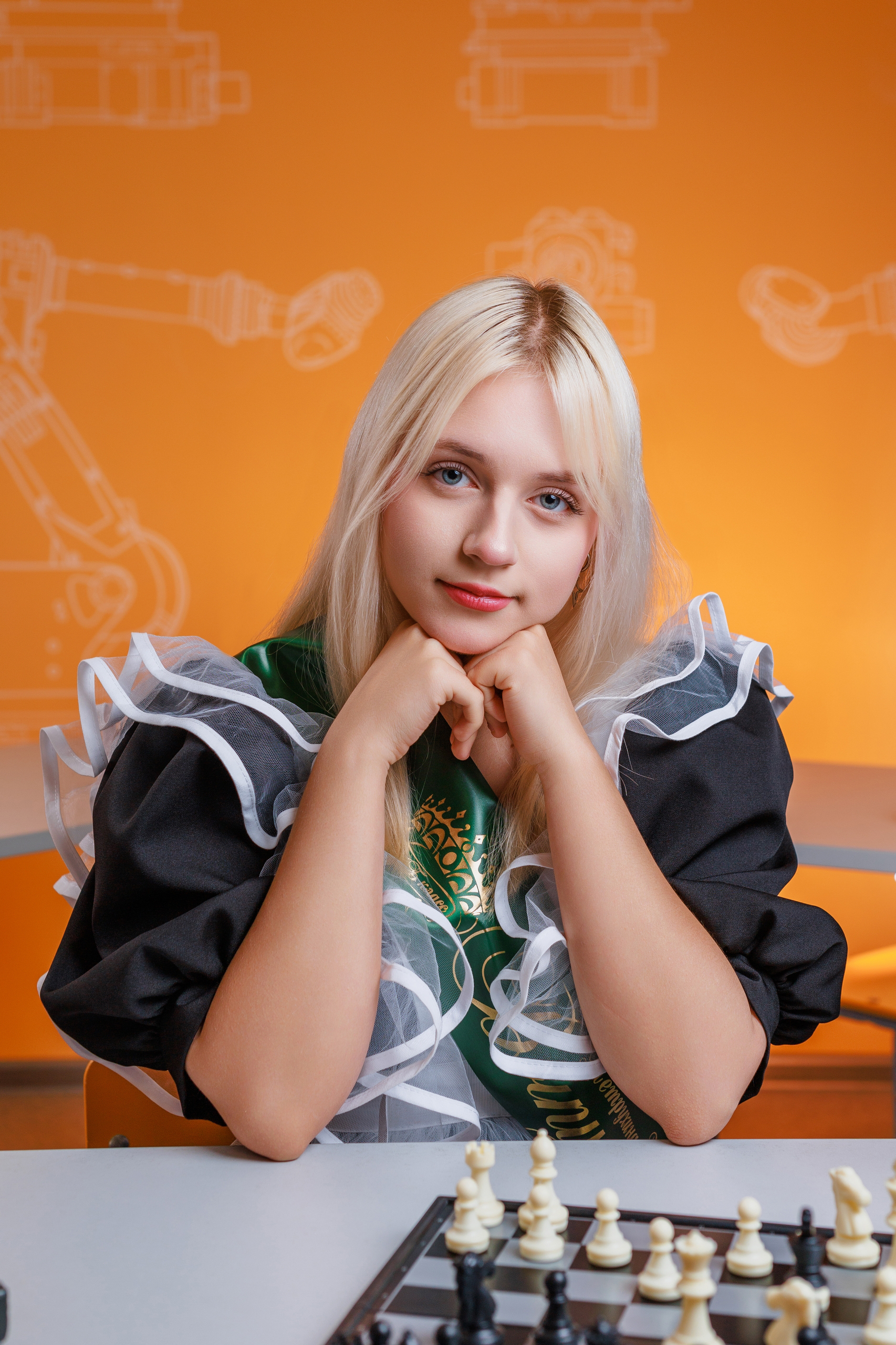 Ребёнок в торжественной одежде на фоне декоративного фона — выпускная фотосессия. Выпускные альбомы Черкесск, Вырускные альбомы карачаевск, выпускные альбомы Георгиевск Выпускные альбомы Пятигорск, Выпускные альбомы Ставрополь, выпускные альбомы железноводск, Выпускные альбомы Кисловодск, Школьный фотограф Ставрополь, Школьный фотограф Черкесск, школьный фотограф Пятигорск, школьный фотограф Кисловодск