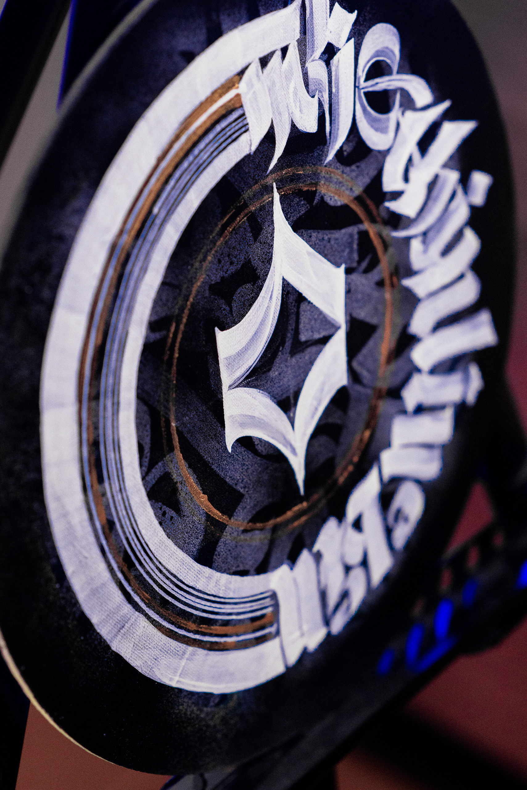 Каллиграфия на холстах со смыслом от Андрея Рэя (1)