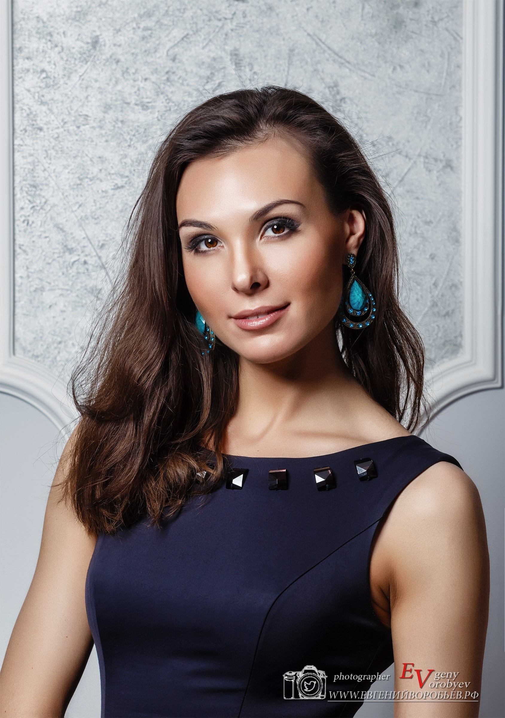 Студийная фотосессия портрет фотограф фотостудия в Красноярске красивая девушка лучший выбрать фотостудию идея образ причёска макияж визажист стилист примеры фото позы для фотосессии