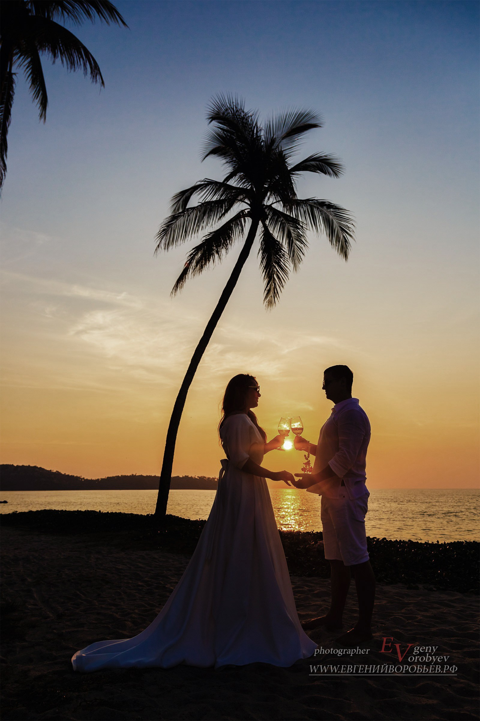 свадебная фотосессия Пхукет закат фотограф красивая свадебная церемония с цветочной аркой на пляже свадьба Phuket фото видео пример позы идея место образ свадебное платье декор стилист визажист причёска цветы заказать свадебную церемонию цена стоимость описание услуг