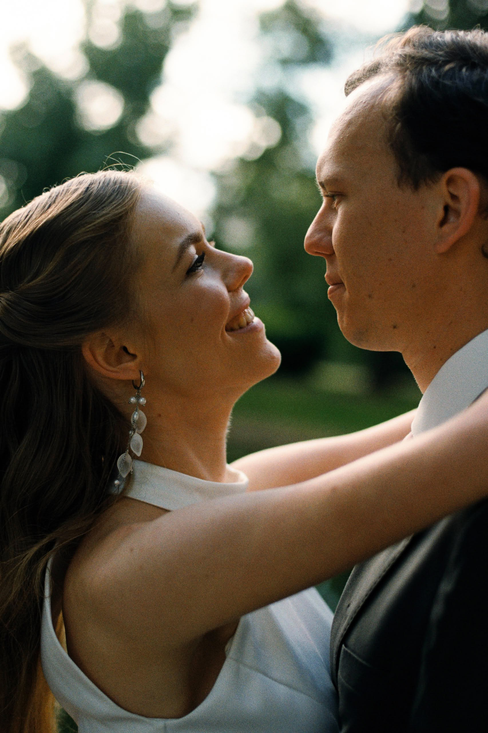 Невеста и жених смотрят друг на друга на прогулке в Петербурге, съёмка на плёнку