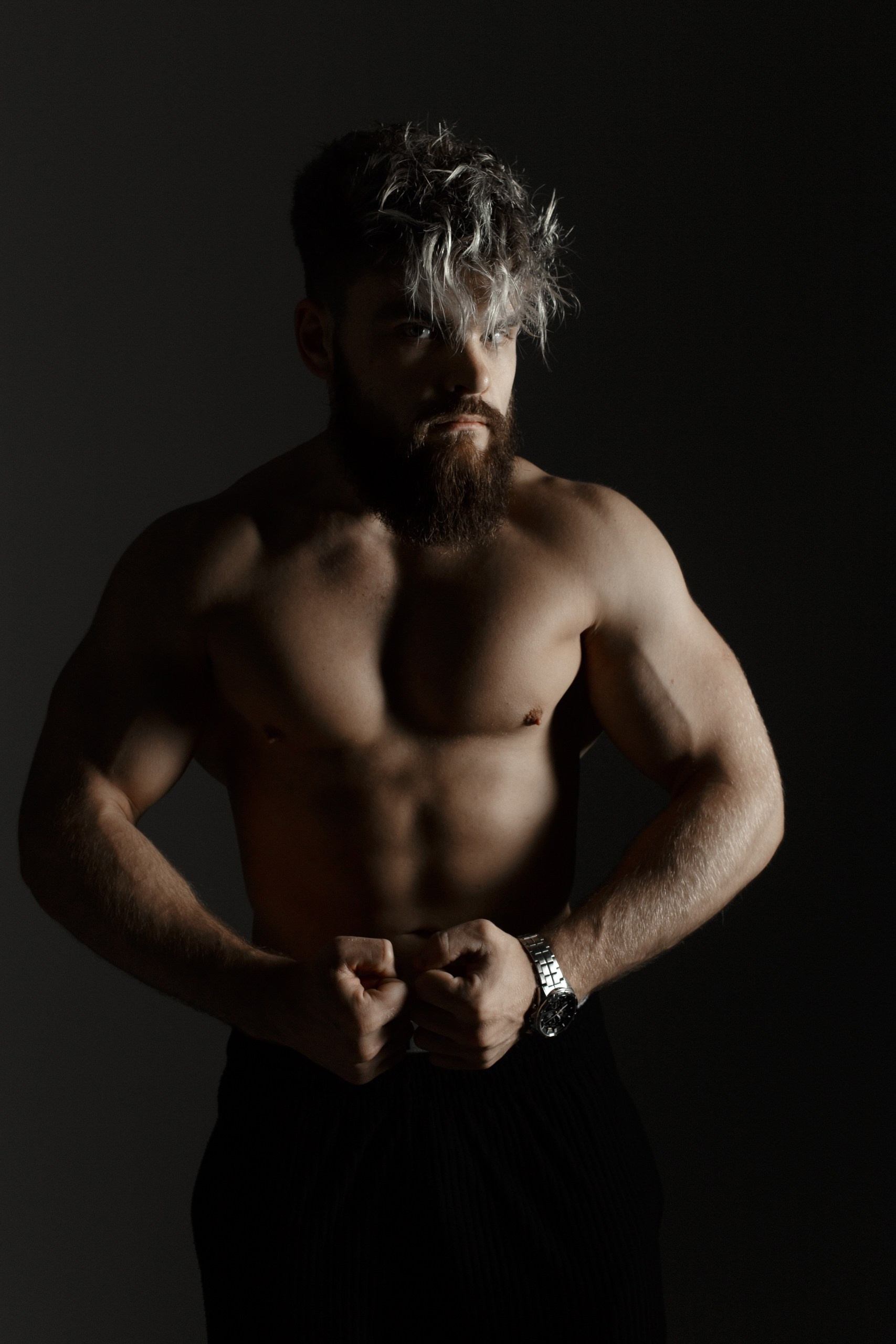 Портрет мужчины с часами на запястье, сжатые кулаки, напряжение в предплечьях — акцент на силе и дисциплине, съемка в Минске