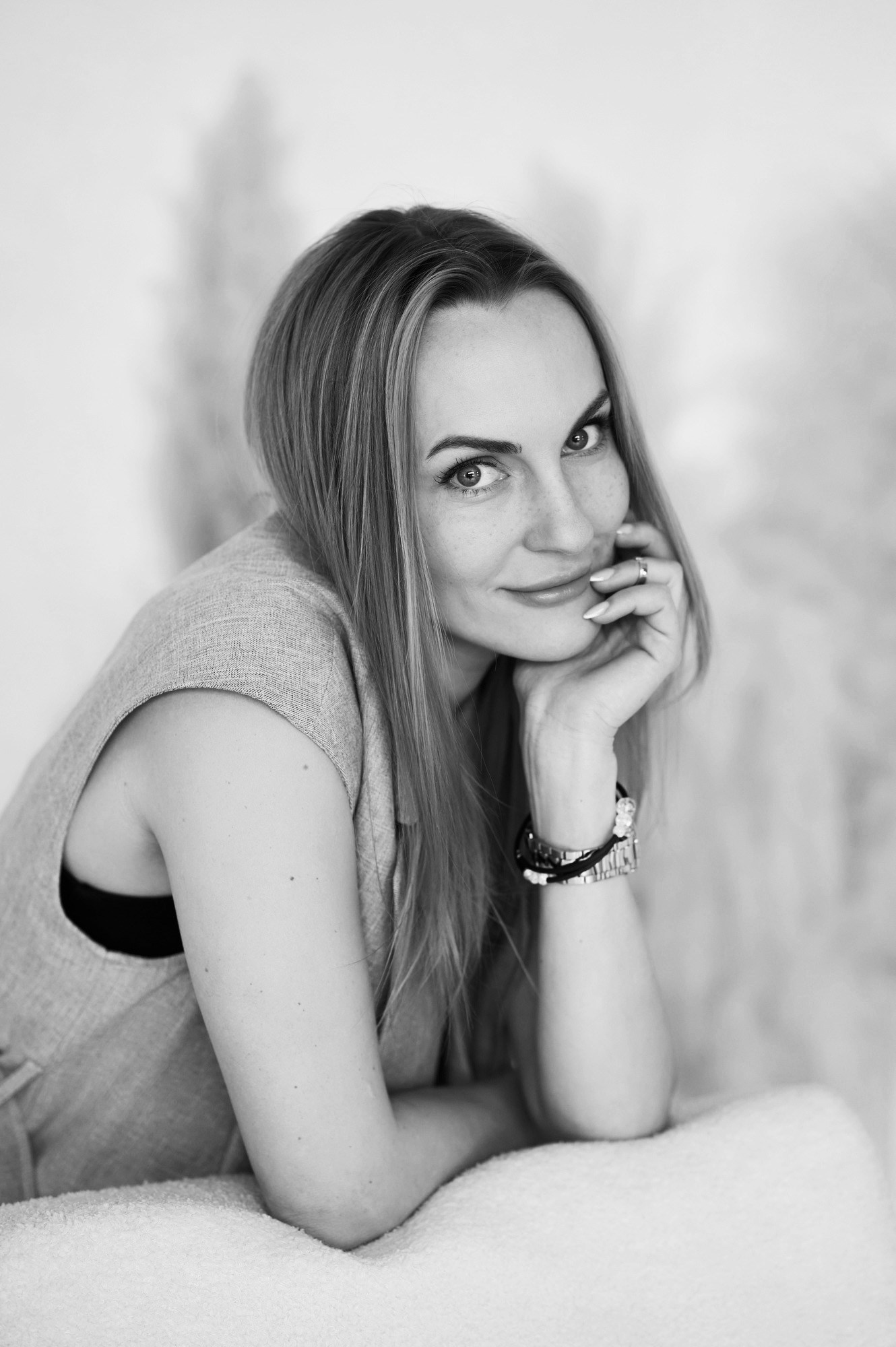 Чёрно-белый женский портрет с мягким студийным светом