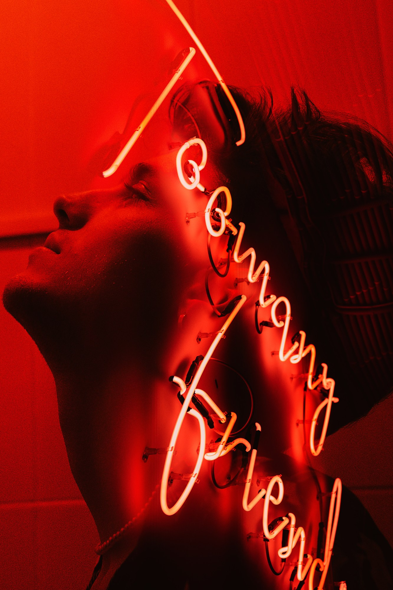 Креативная фотосессия в баре с неоновой надписью «Too many friends». Стрит-арт, уличная съемка, Тюмень