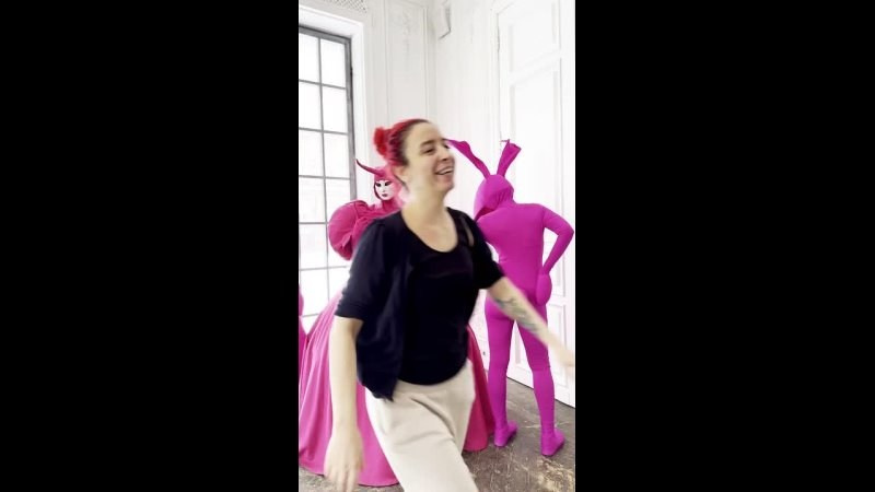 Фото и видео с площадки. Мимы и Ходулисты на встречу гостей. Москва