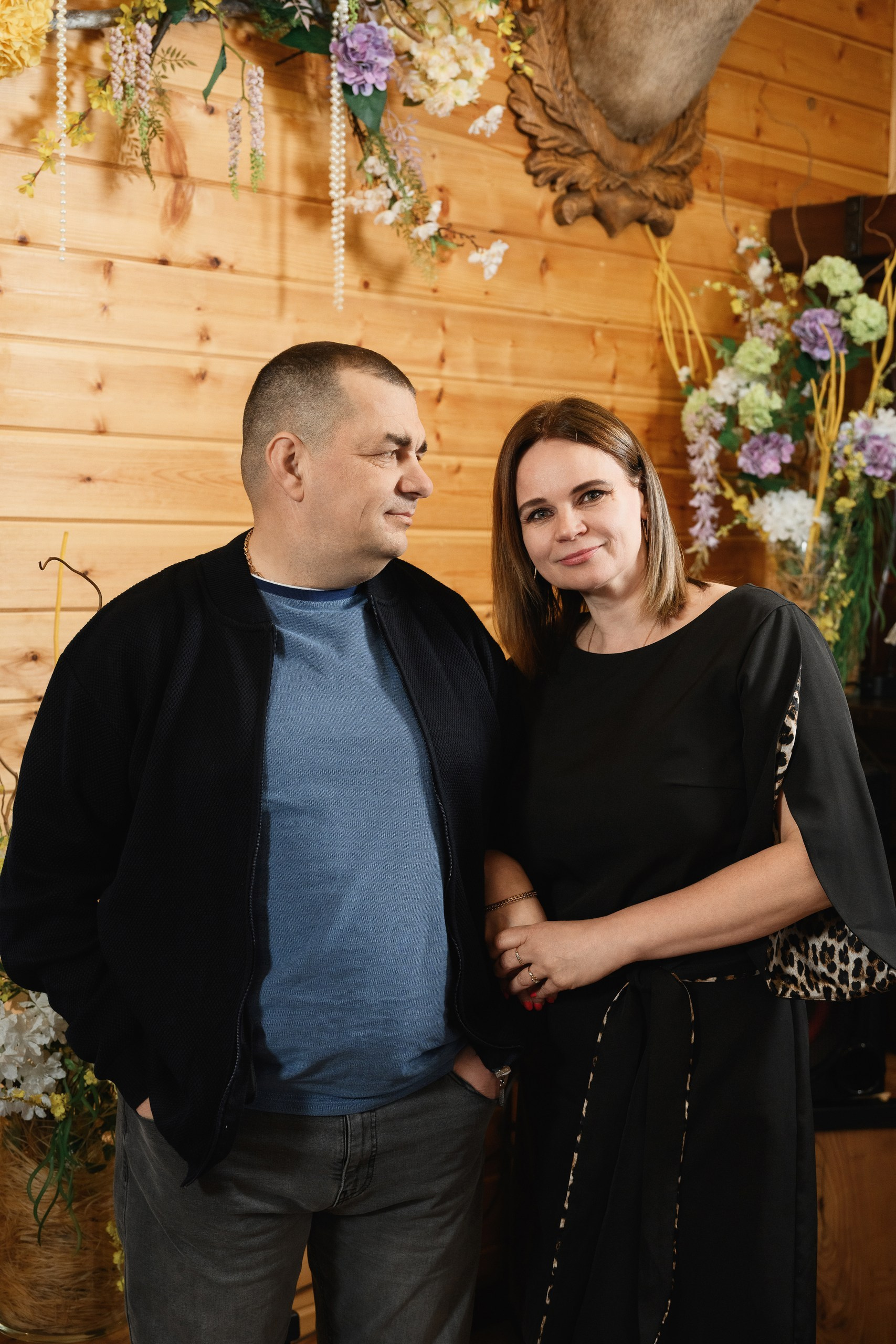 Семейный портрет мужчины и женщины в уютной локации с цветочным декором, репортажная съёмка в Петропавловске-Камчатском.