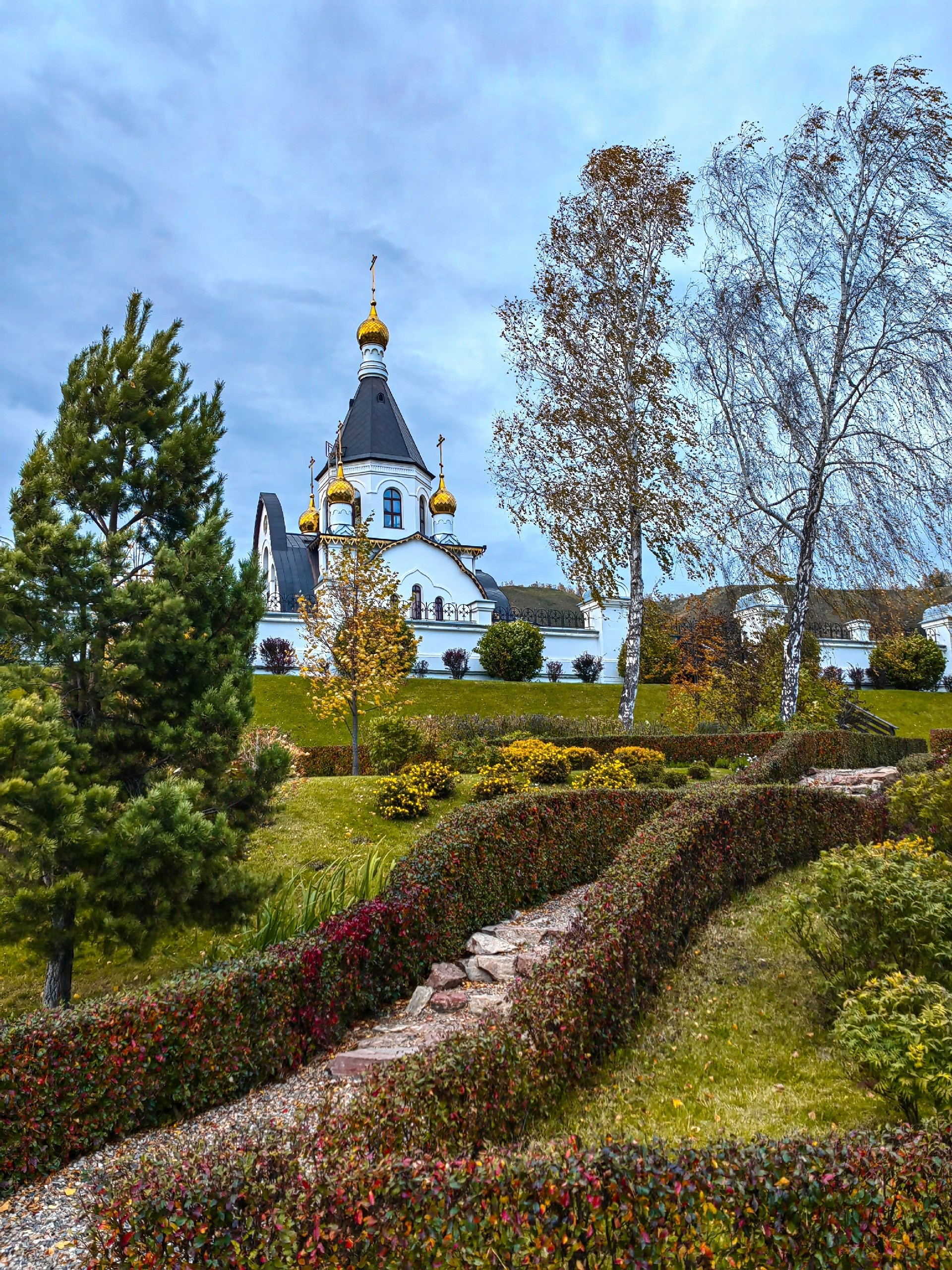 Набережная в посёлке удачный мужской монастырь Красноярск экскурсии индивидуальный тур фото интересные места что посмотреть куда сходить что посетить достопримечательности Красноярска фототур фотосессия аренда кабриолета аренда микроавтобуса трансфер цена заказать экскурсию программа маршрут смотровые площадки видовые красивые места Национальный парк заповедник Столбы Дивногорск Красноярская ГЭС путешествие туристический маршрут место силы Часовня Параскевы Пятницы Коммунальный мост остров Татышев Бобровый лог Николаевская сопка набережная Енисея село Овсянка музей Астафьева Караульная гора Виноградовский мост гид экскурсовод индивидуальная экскурсия фотосъемка виды на Енисей фанпарк Бобровый лог парк флоры и фауны Роев ручей Торгашинский хребет скала Такмак вантовый мост куда сходить цены расписание заказать онлайн экскурсионное обслуживание трансфер на комфортабельном автобусе