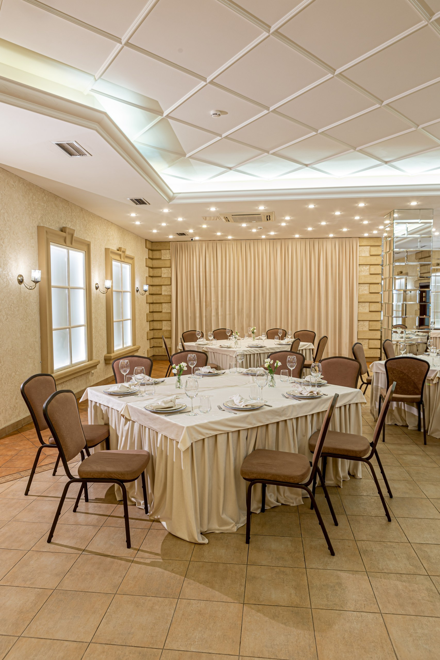 Банкетный зал ресторана Дача. Фотограф в Оренбурге. Профессиональный фотограф