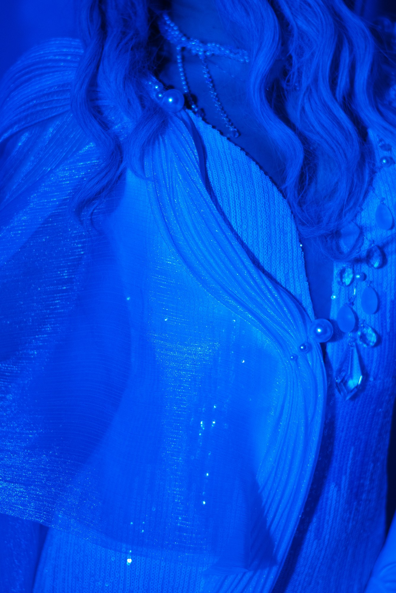 Арт-фотосессия с синим светом на циклораме. Портретный фотограф Тюмень Дарья Мустафина