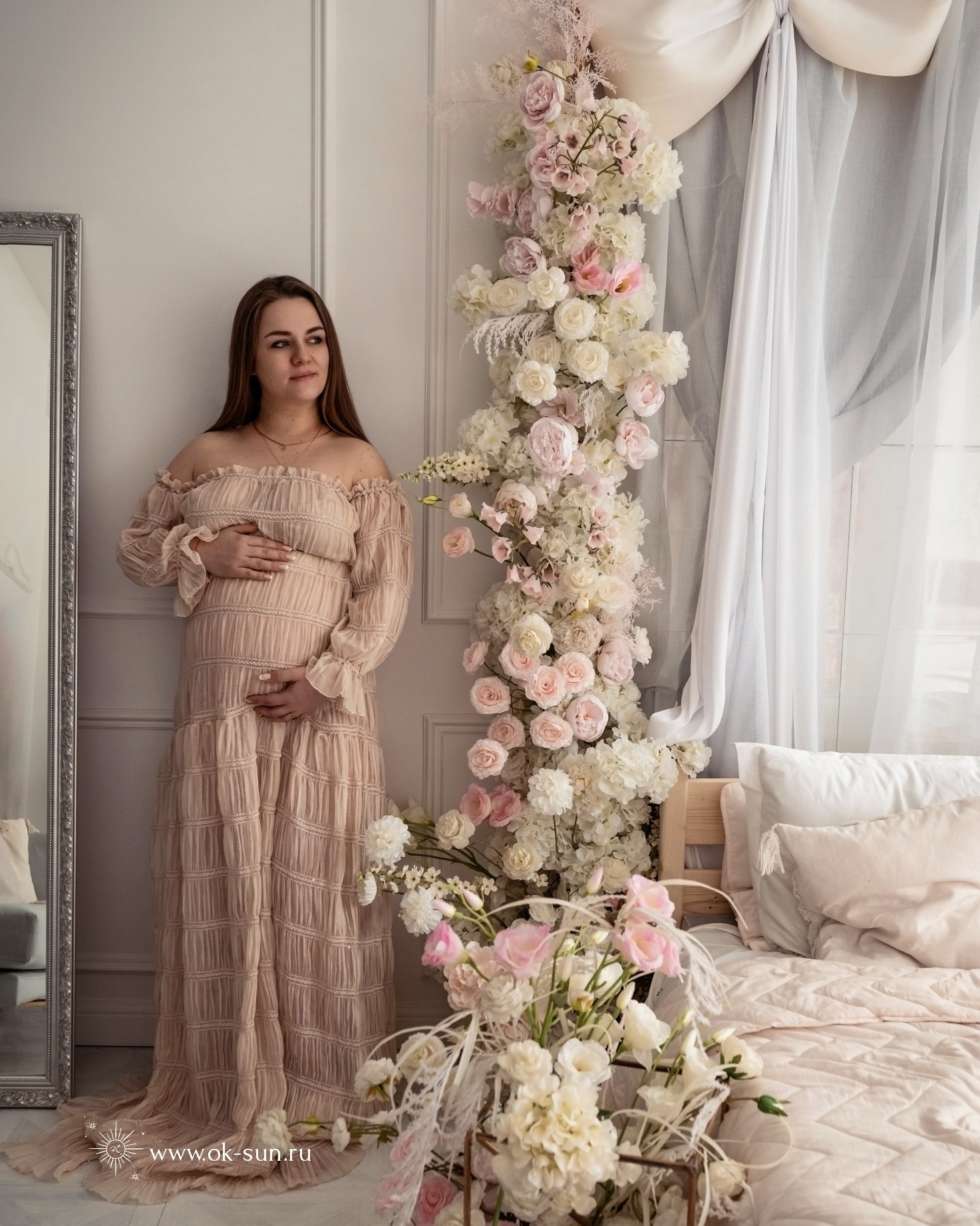 Фотосессия беременности с мужем в нежной студии