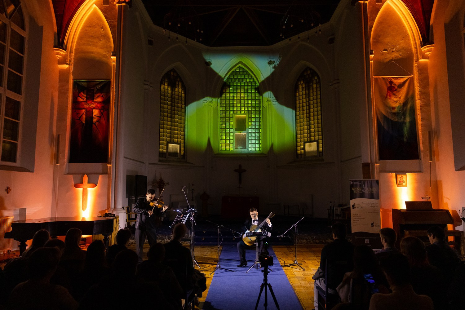Дмитрий Бородаев и скрипач Алексей Неберикутин выступили на Гала-концерте фестиваля «Время гитары» в Англиканской церкви Святого Андрея. Дмитрий Бородаев
