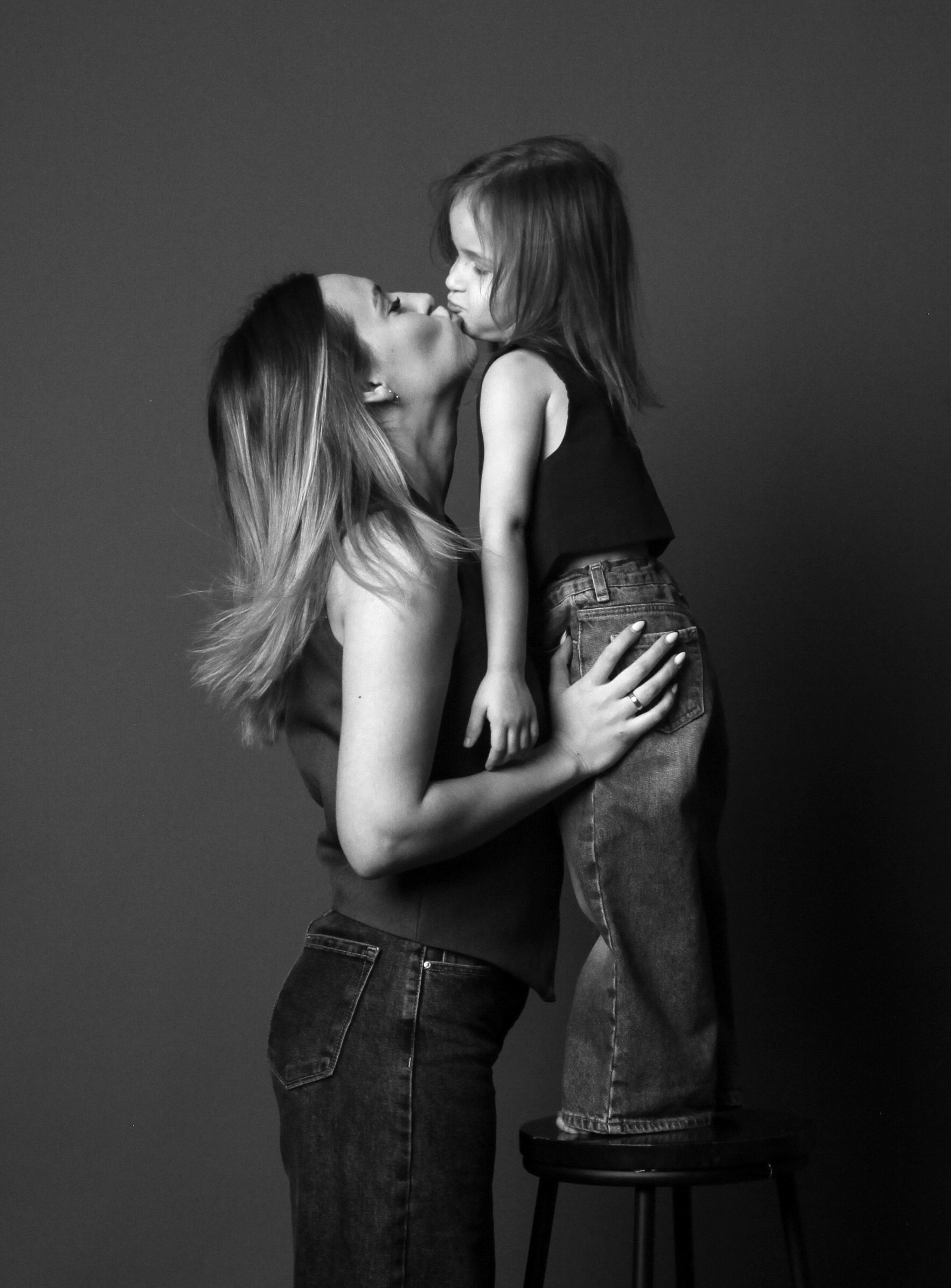 СЕРЫЙ ФОН | АВТОПОРТРЕТНАЯ. YourSelf.photostudio | автопортретная фотостудия ТОЛЬЯТТИ