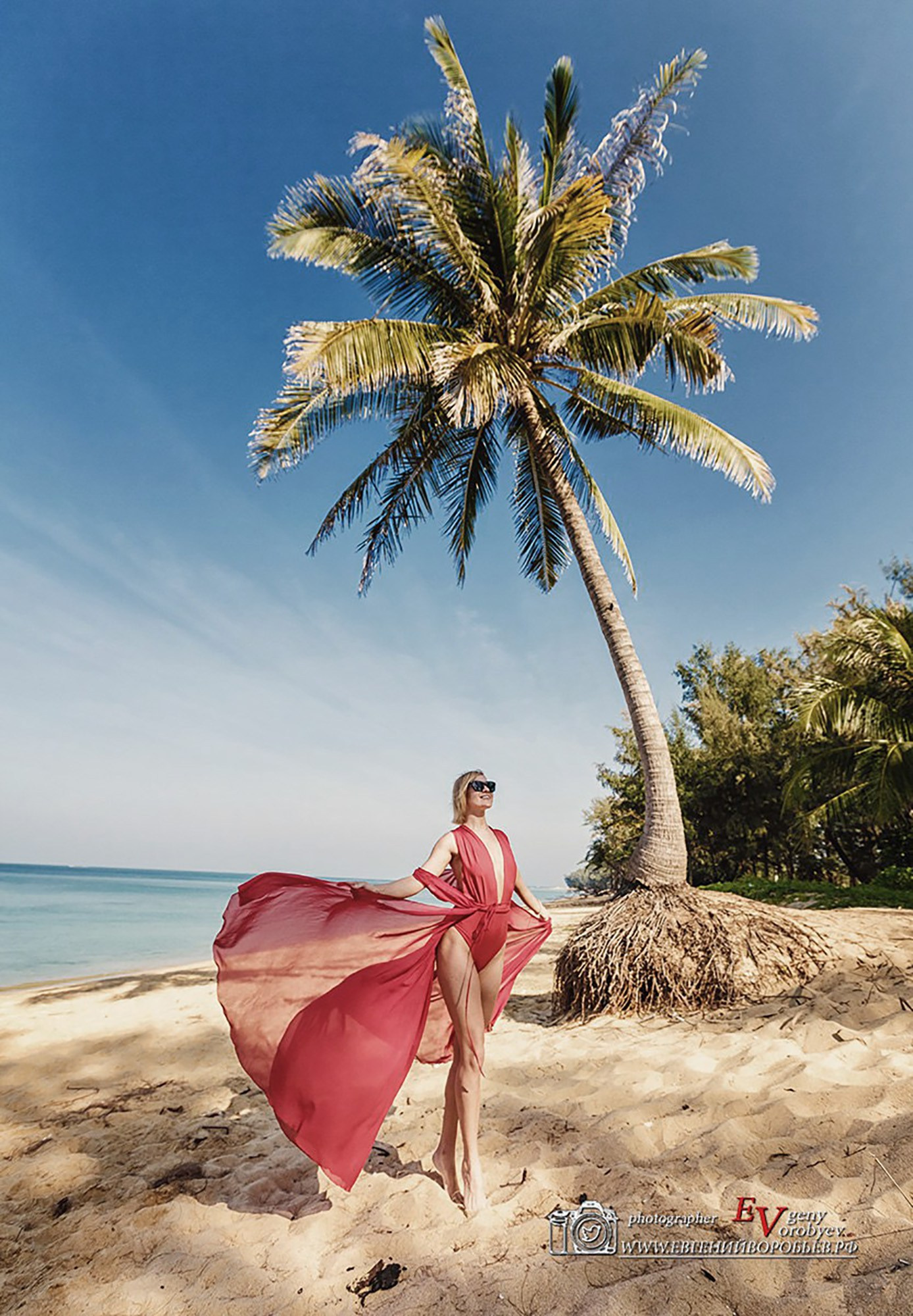 красивая фотосесссия для девушки в длинном шикарном платье на пляже Пхукет фотограф идея образ позы места для фотосъёмки купальник платье море пальма видео рилз заказать фотосессию цена стоимость описание Ката Карон Найхар Майкао Патонг Панва Раваи аренда прокат платья
